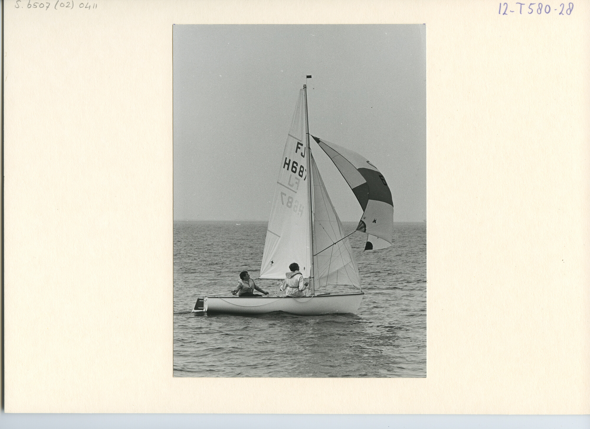 S.6507(02)0411.02; Zwart-wit foto van het Nederlands Kampioenschap Flying Junior op het IJsselmeer voor Medemblik; foto