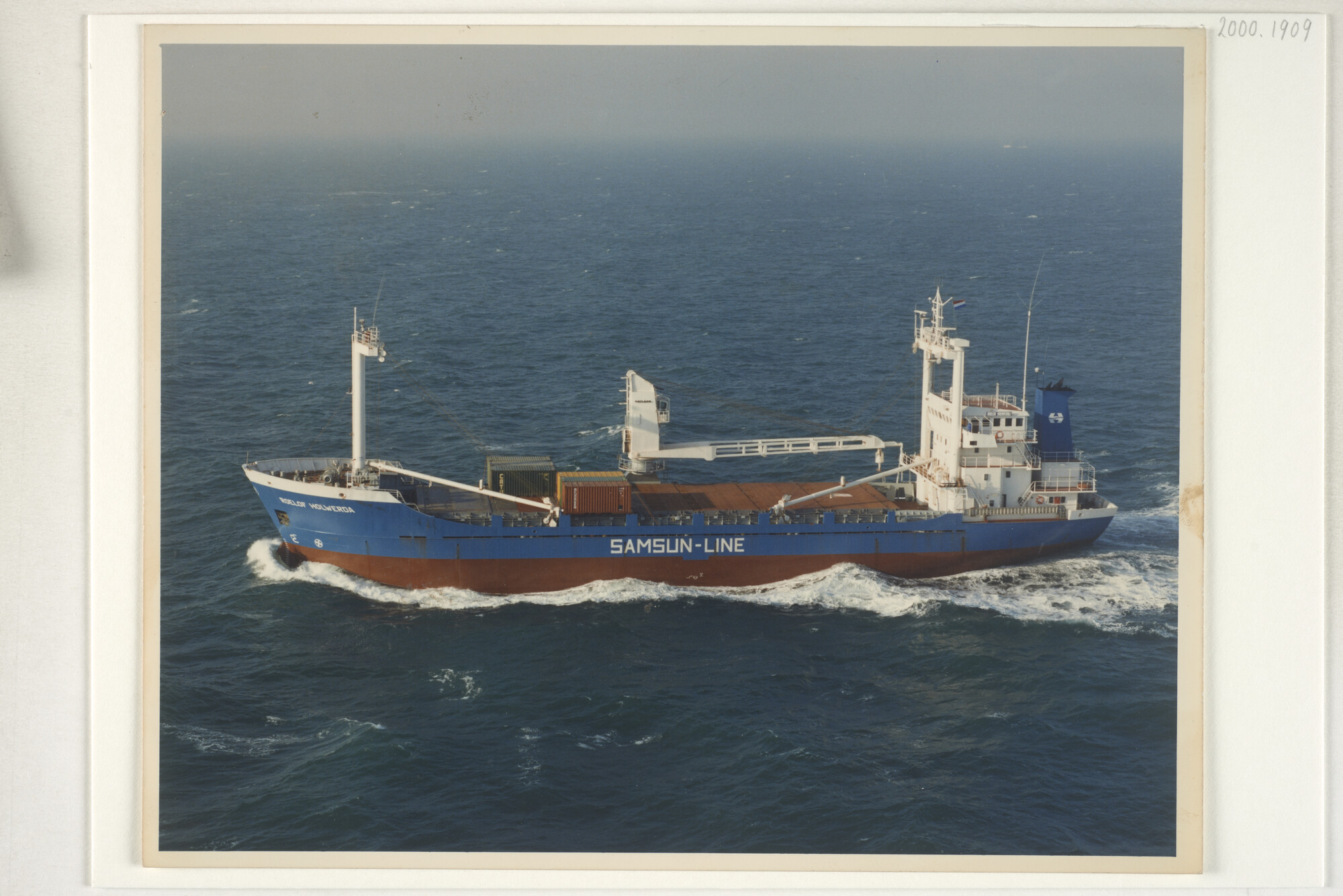 2000.1909; Een luchtfoto van het vrachtschip ms. 'Roelof Holwerda' van Holtrade Shipping BV; foto