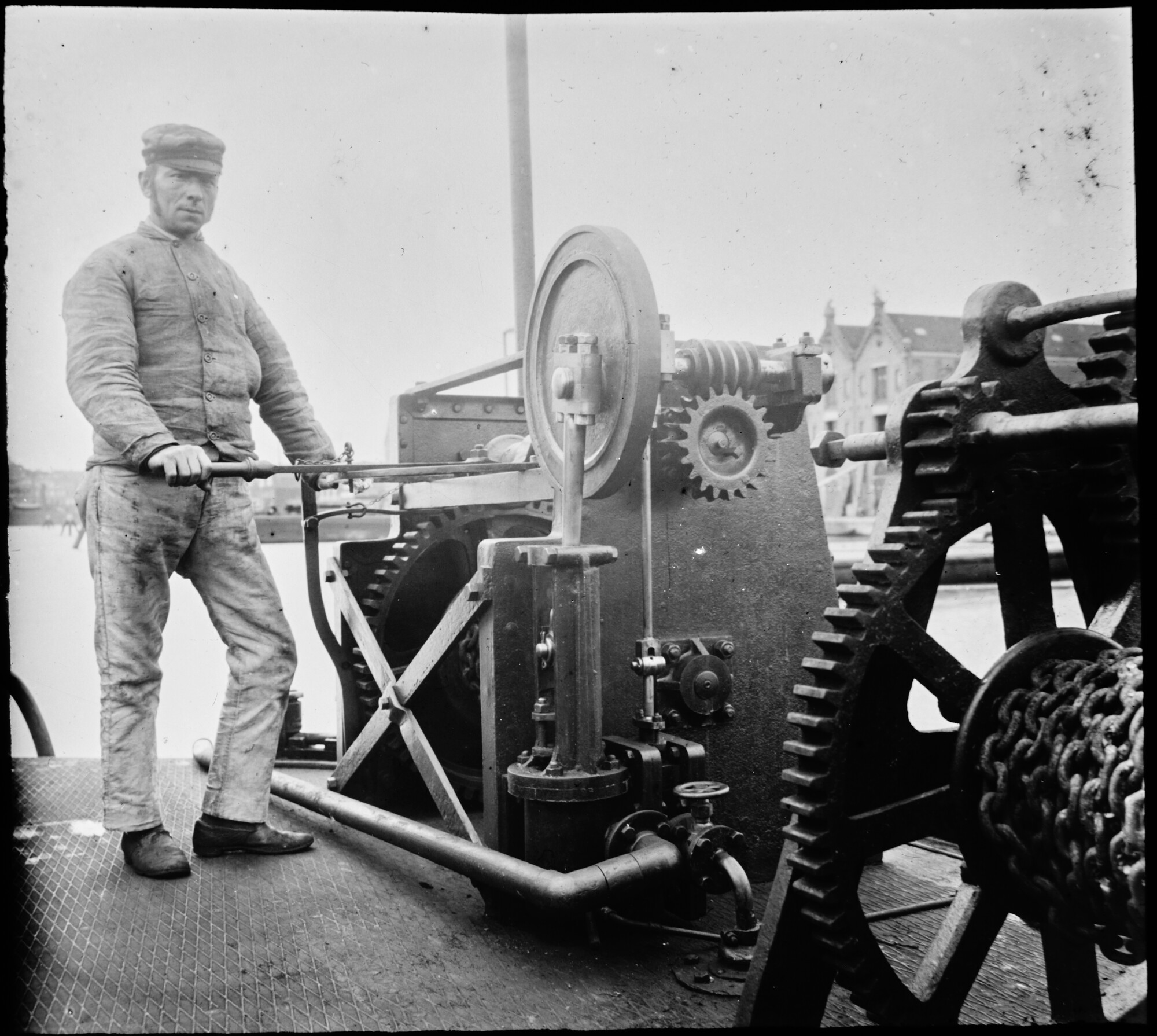S.1156(06)084; Lantaarnplaatje van machinist P.C. Kruys staande bij de stoomlier voor de baggermolen Onderneming II; lantaarnplaatje