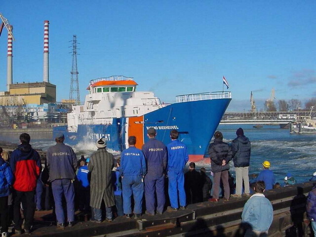 2001.2650; Kleurenfoto's van de tewaterlating van het visserij-inspectievaartuig 'Barend Biesheuvel' voor de AID; fotoreportage