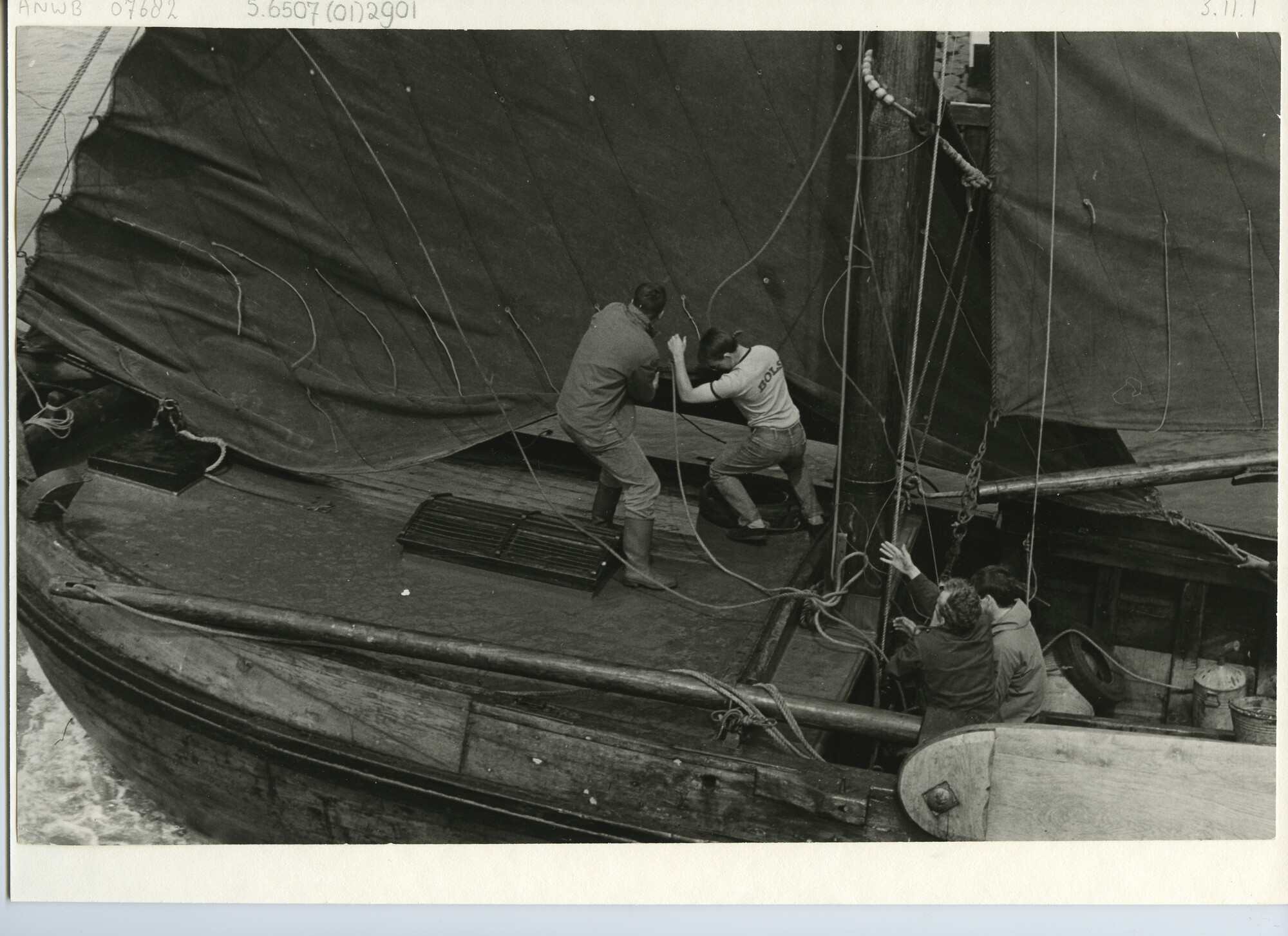 S.6507(01)2901; Twee man zijn bezig op het voorschip de botterfok neer te halen; foto