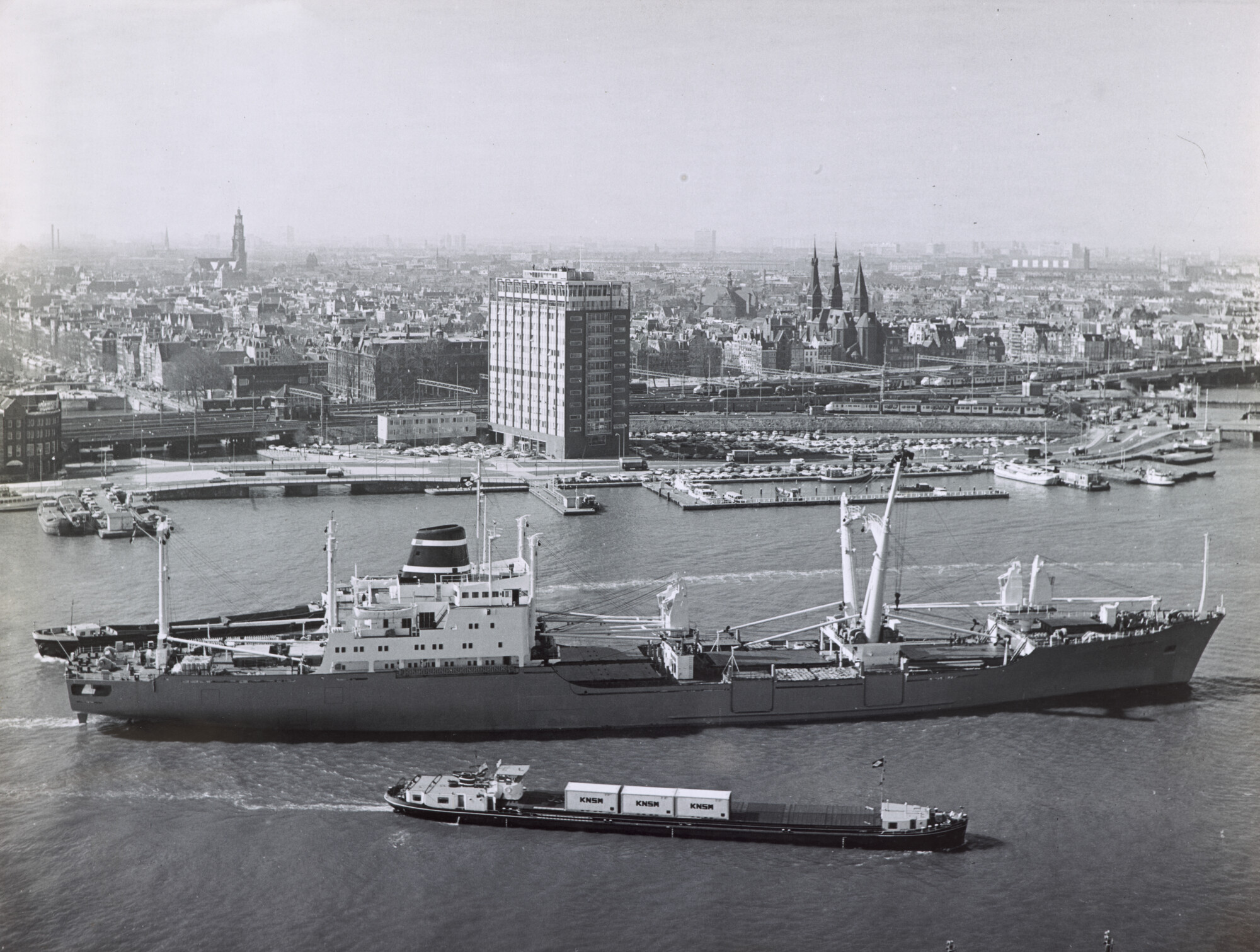 1998.0320; Het binnenvaartschip 'Steenwijk' van de NRM, geladen met KNSM-containers, passeert het vrachtschip ms. 'Trident Amsterdam' op het IJ; foto