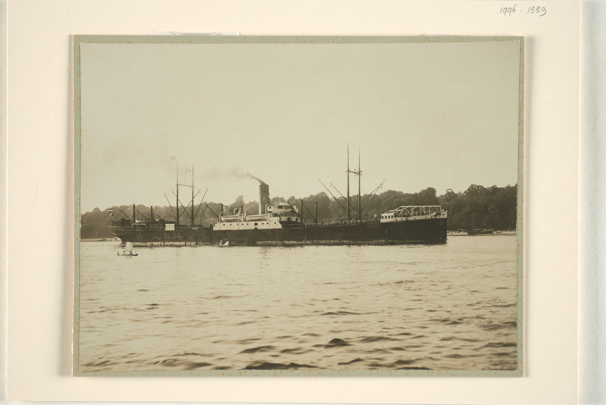 1996.1339; Het vrachtschip ss. Nias van de SMN vermoedelijk in Nederlands-Indië; foto