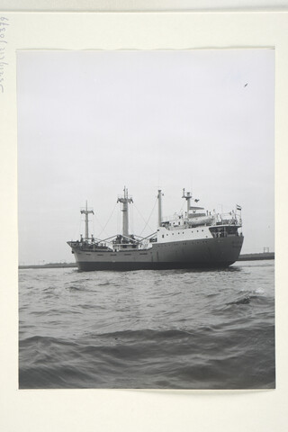 S.5219(12)0379; Foto's van de proeftocht van het vrachtschip ms. 'Nico P.W.', gebouwd op de dwarshelling van de ASM bakboordaanzicht; fotoreportage