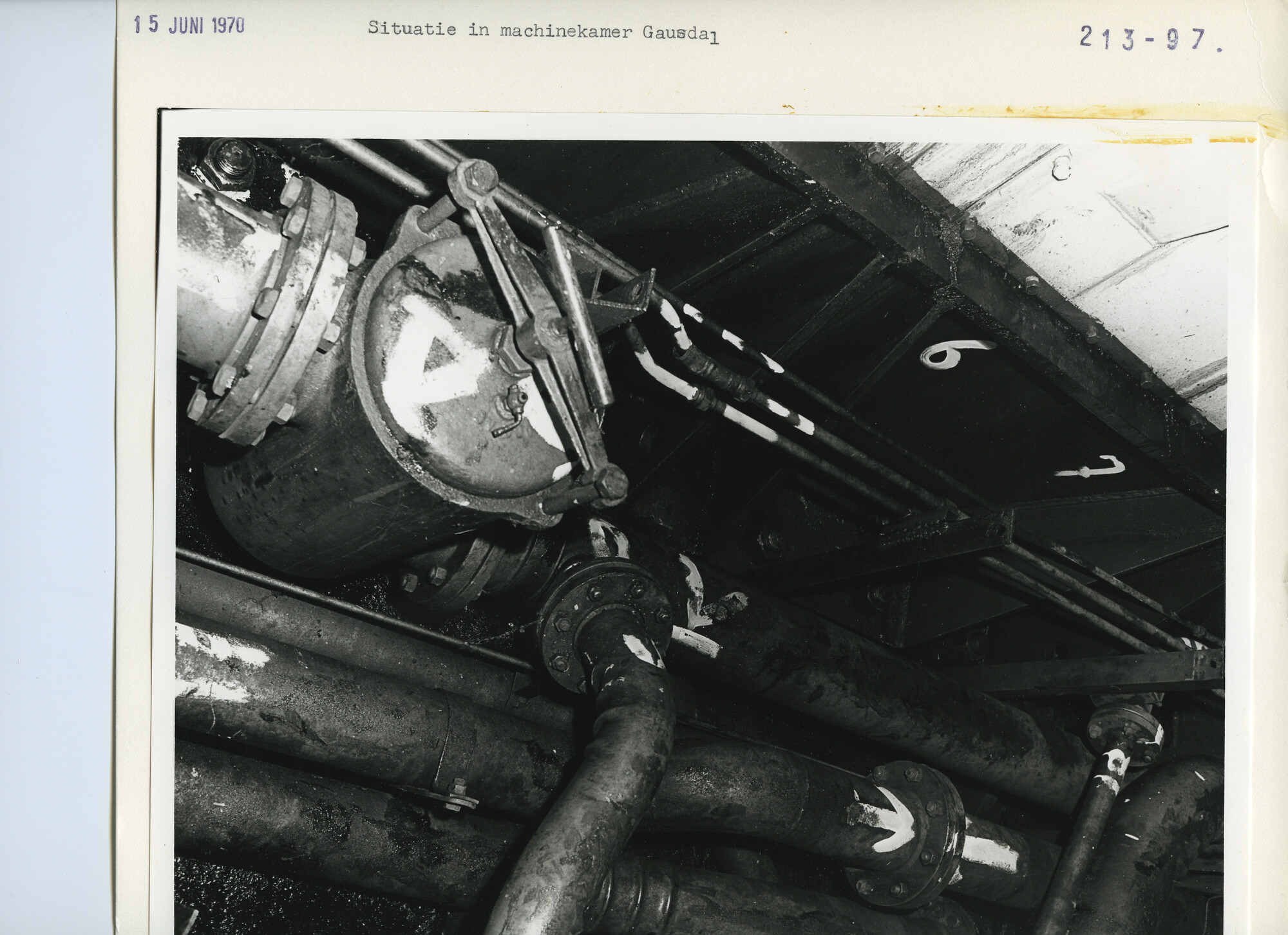 S.5444(5132)4; Situatiefoto van de toestand in de motorkamer van de Gausdal; foto