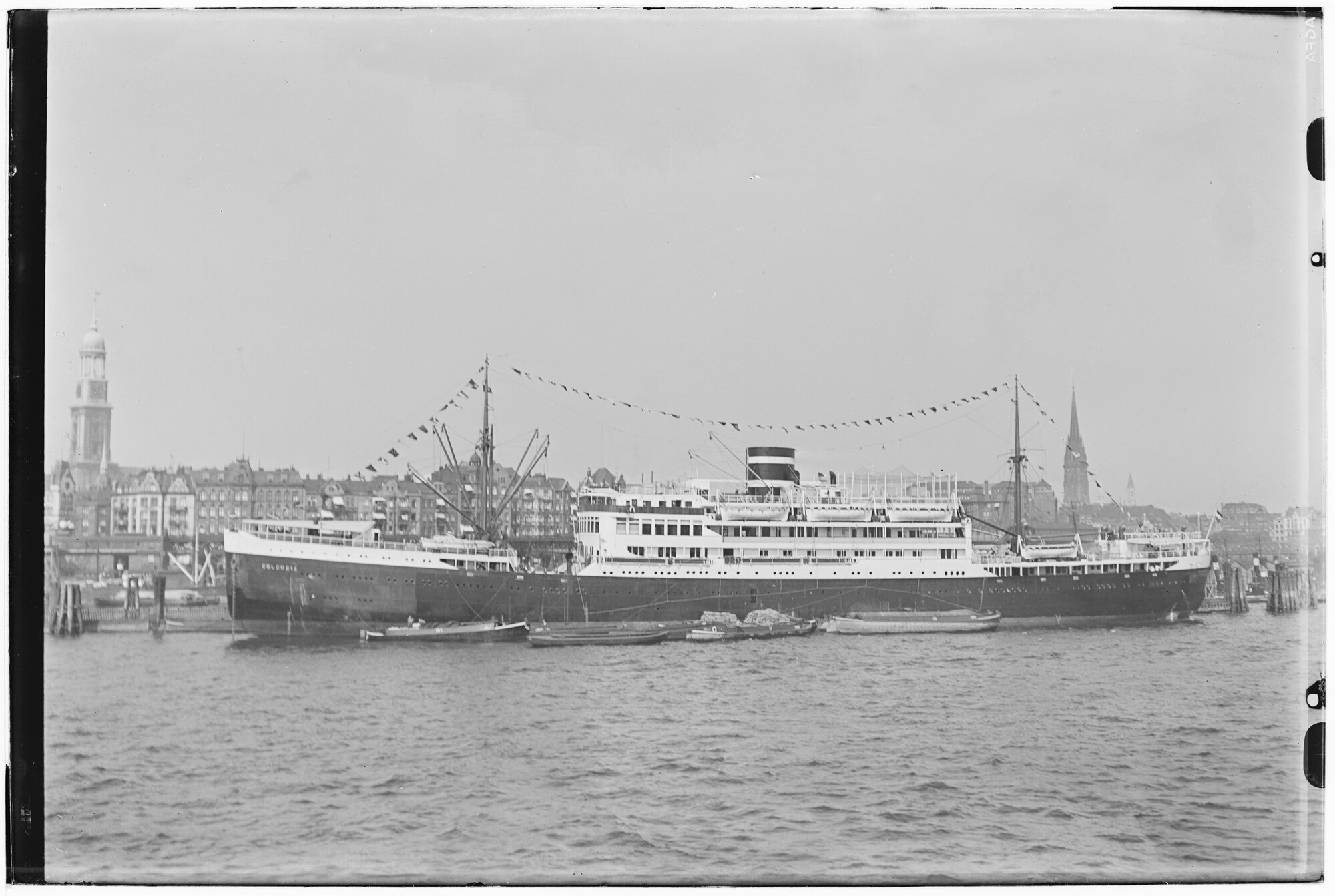 2018.1076; Glasnegatief van het vracht- en passagiersschip Colombia (Nederlands, 1930); glasnegatief
