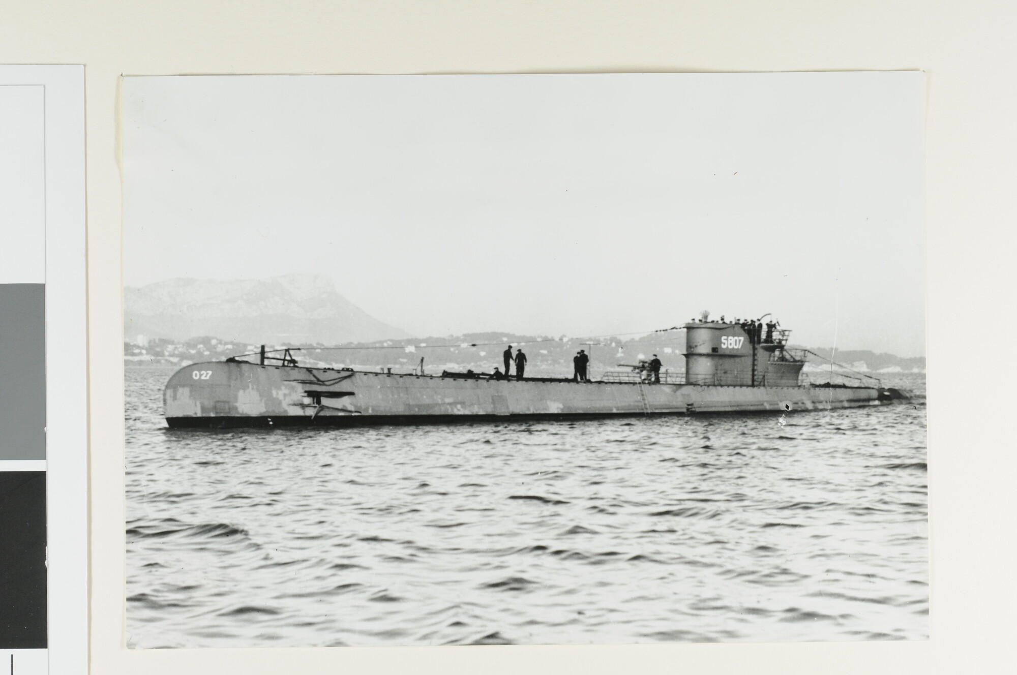 S.3594(06); De onderzeeboot Hr.Ms. 'O 27' (met naamsein S 807); foto