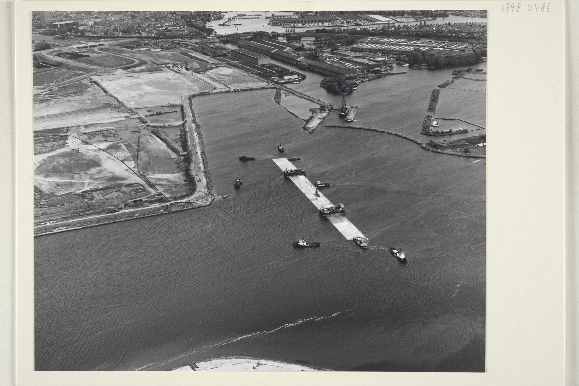 1998.0486; Luchtfoto's van het invaren van nieuwe tunnel segmenten voor de Hemspoortunnel onder het Noordzeekanaal [...]; fotoreportage
