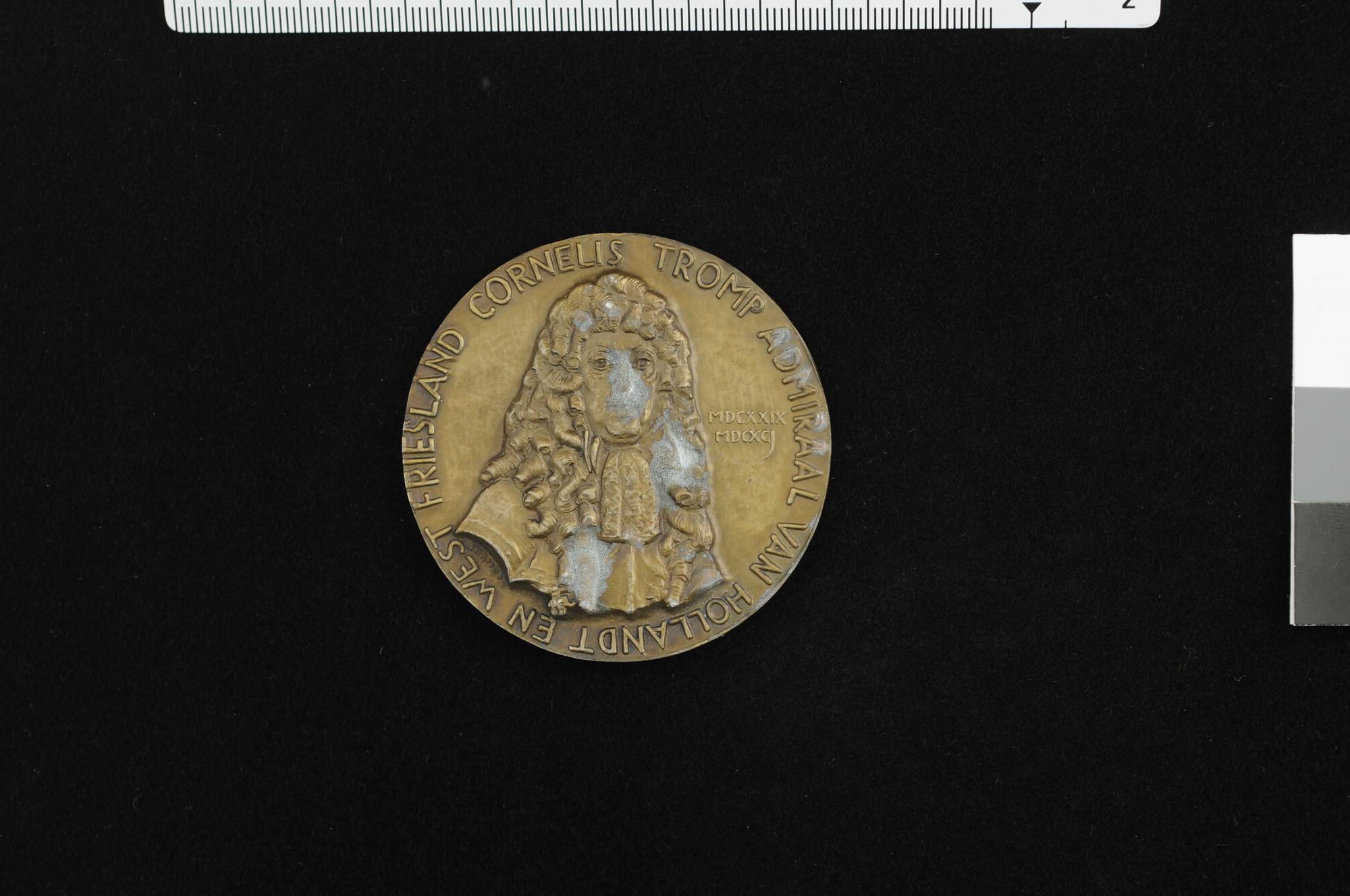 S.5064(105)1; Penning ter herinnering aan schout-bij-nacht Karel Doorman, 1945; penning