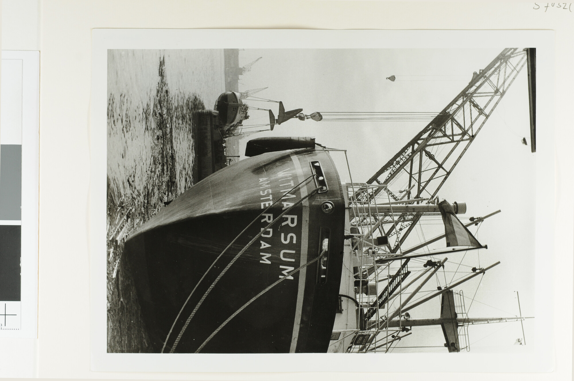 S.7032(001); Foto's van het hijsen van de tjalk 'Rival' van Jan de Hartog op het vrachtschip ms. 'Witmarsum' van de NV; fotoreportage
