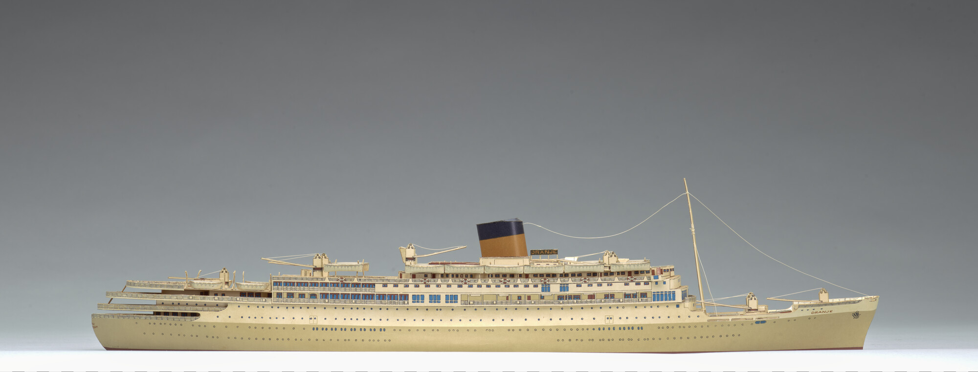 2018.0653; Bouwplaatmodel van het passagiersschip ms. Oranje; scheepsmodel