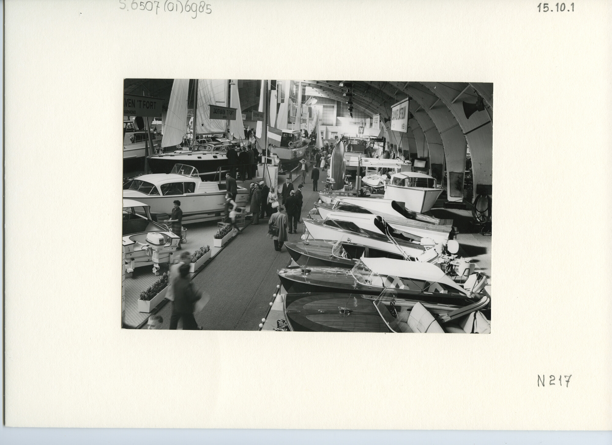 S.6507(01)6985; Foto van de HISWA 1960: overzicht hal; foto