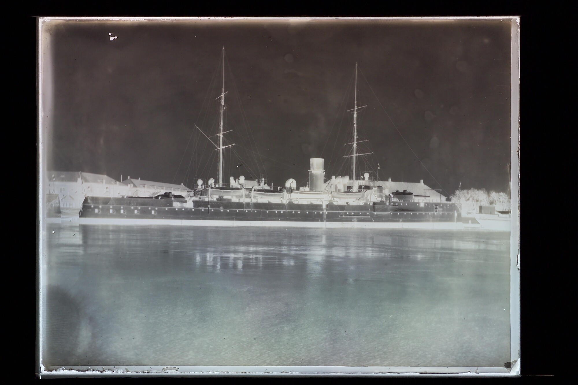 S.3319(222)a; Pantserschip Hr.Ms. 'Marten Harpertsz Tromp' aan de kade; negatief