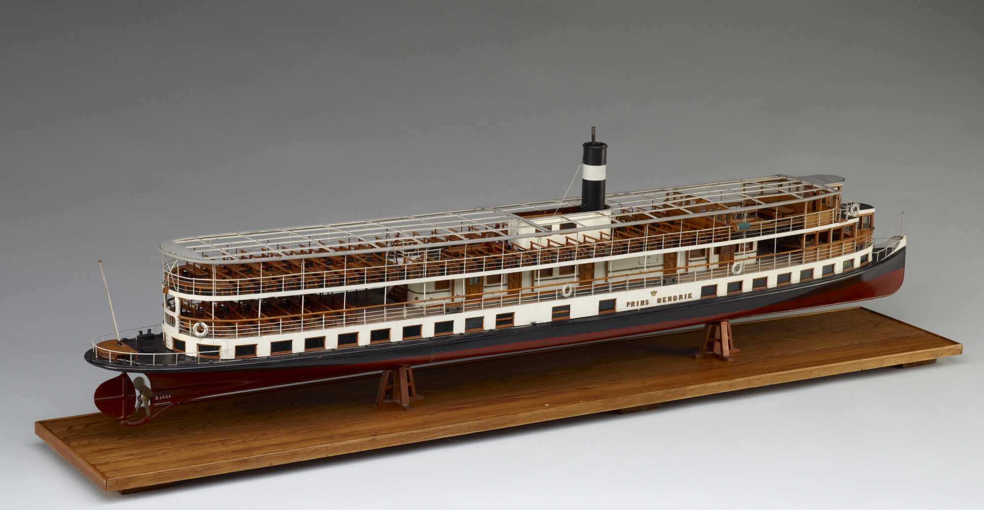 S.2597; Model van het passagiersschip ss. Prins Hendrik; scheepsmodel