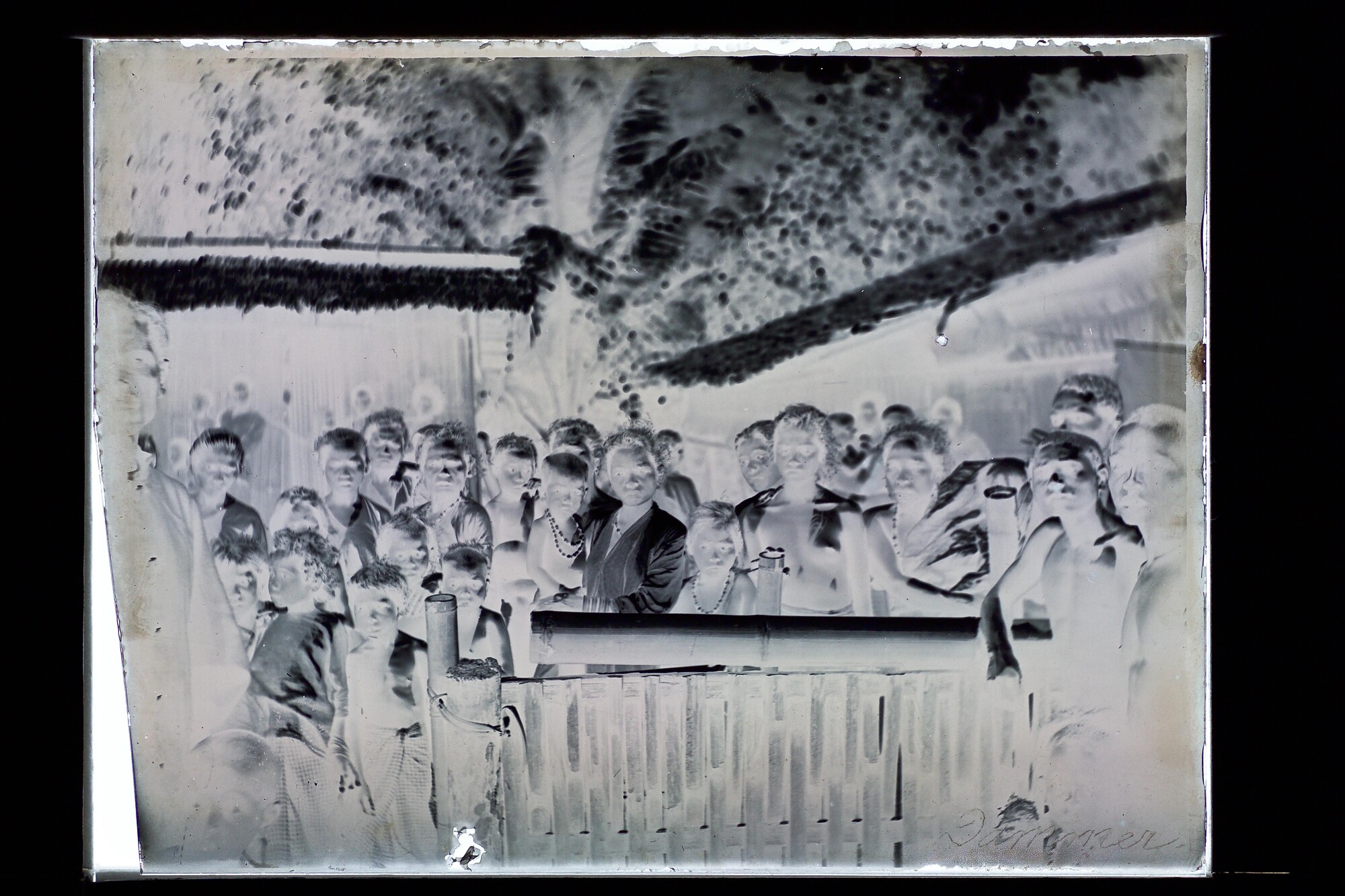 S.3319(166)a; Poserende inwoners te Damar (Pulau-Pulau), Zuid-Wester Eilanden; negatief