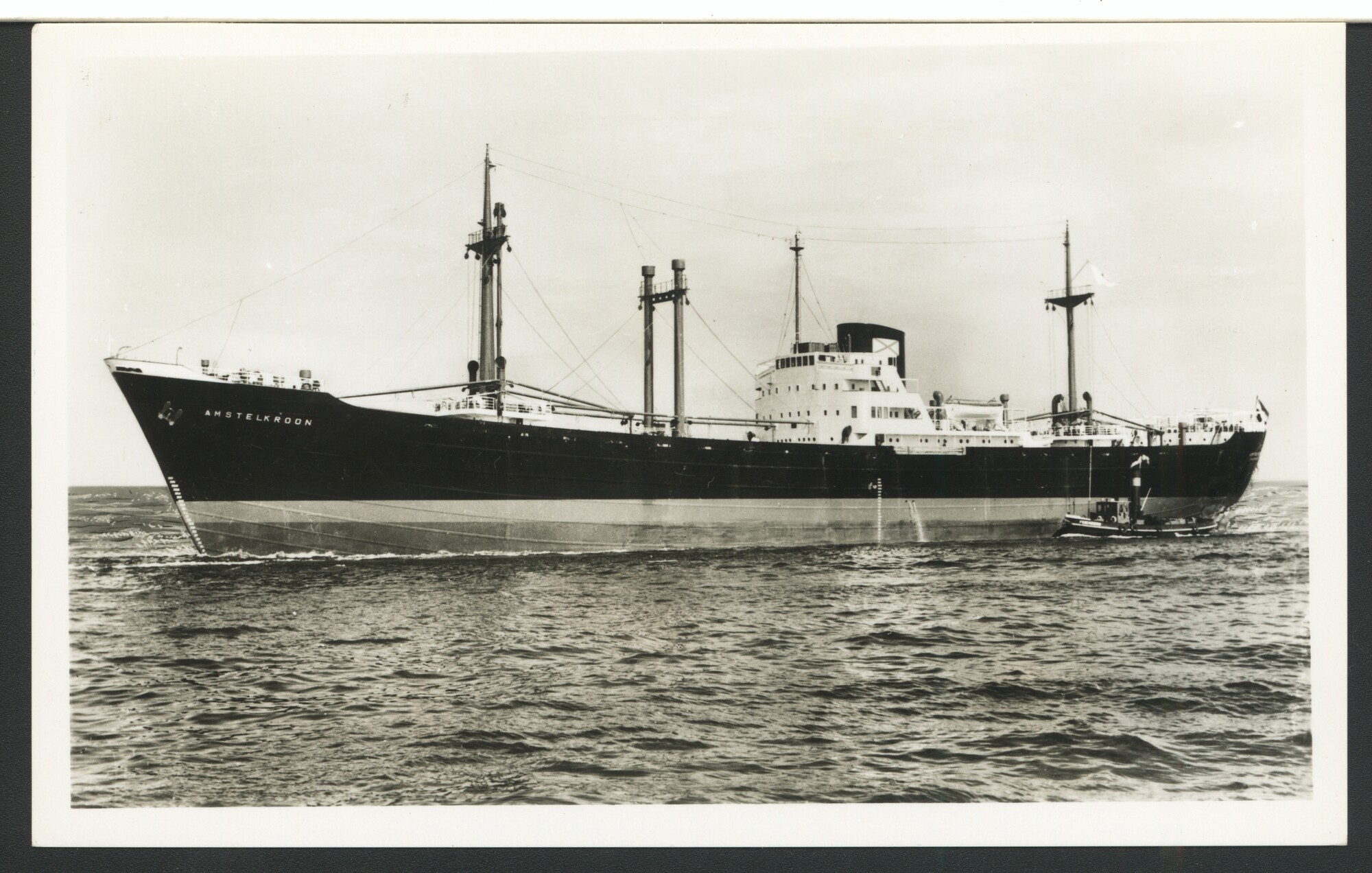 A.4509(001); Het vrachtschip ms. 'Amstelkroon' van NV; prentbriefkaart
