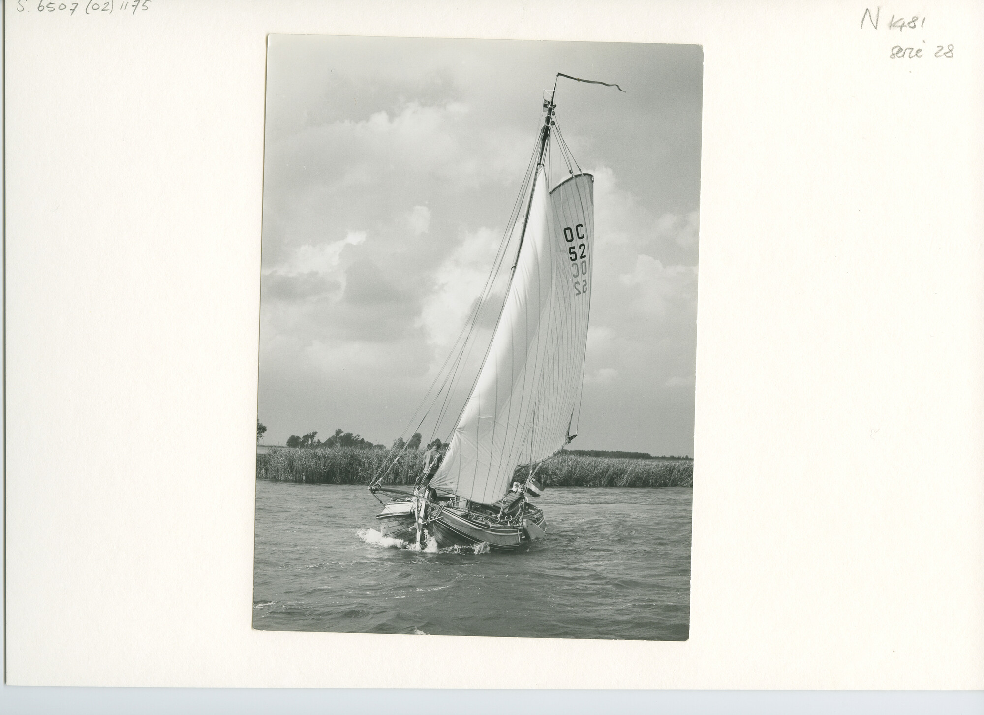 S.6507(02)1175; Zwart-wit foto van een reunie van ronde en platbodemjachten te Grouw; foto