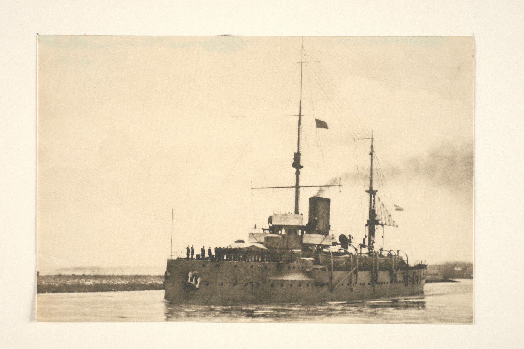 1994.7168; Het pantserschip Hr.Ms. 'Hertog Hendrik' vertrekt van het Nieuwe Diep naar Curaçao (13 juni 1929) [...]; foto