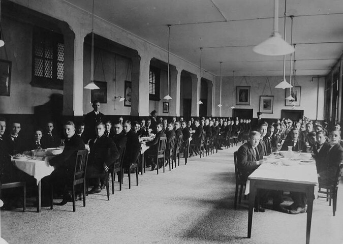 S.7143(1352)1; Groepsportret van leerlingen en docenten van de Kweekschool voor de Zeevaart te Amsterdam in de eetzaal; foto