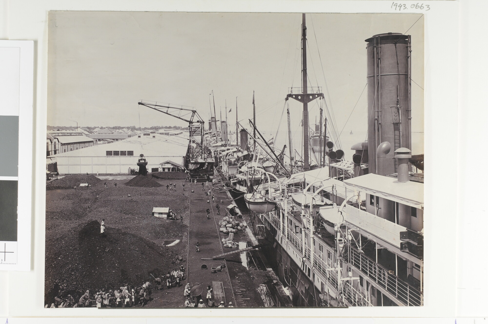 1993.0663; Bunkeren van het vrachtschip ss. 'Roggeveen' aan de Julianakade te Makassar; foto