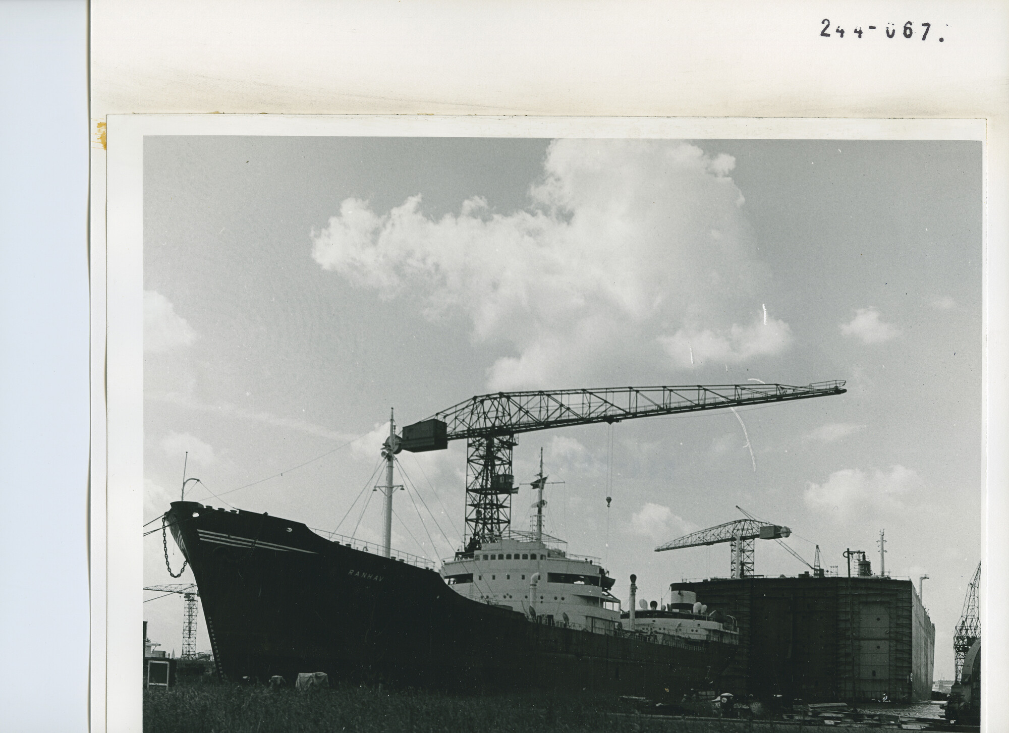 S.5444(5262); Foto van de tanker ts. Ranhav en het achterschip van de mammoettanker Fina Canada; foto