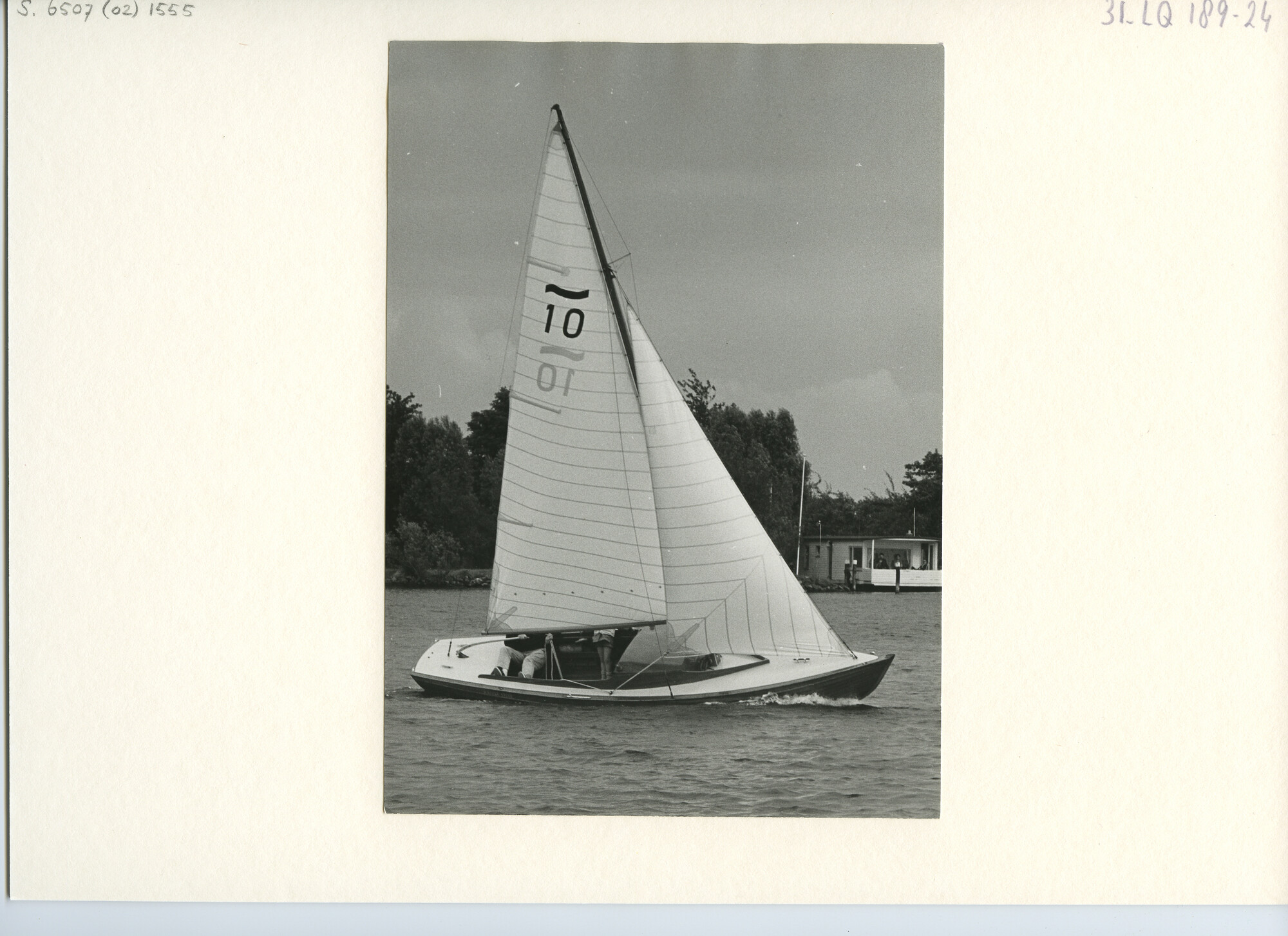 S.6507(02)1555; Zwart-wit foto van de Rivierklasse 10 aan de wind, de Rivierklasse is een overnaads gebouwd scheepje met een vaste buiskap; foto