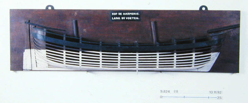 S.0824(01); Halfmodel van de kof Harmonie; scheepsmodel