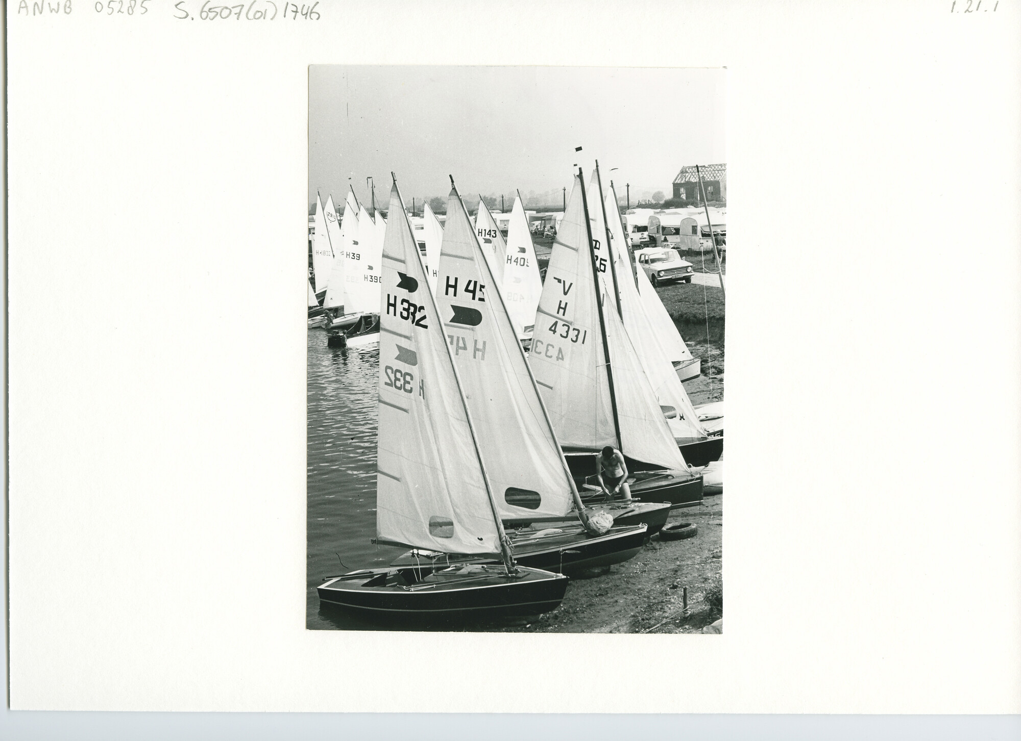 S.6507(01)1746; Foto van o.a. ok-jollen op het droge.; foto