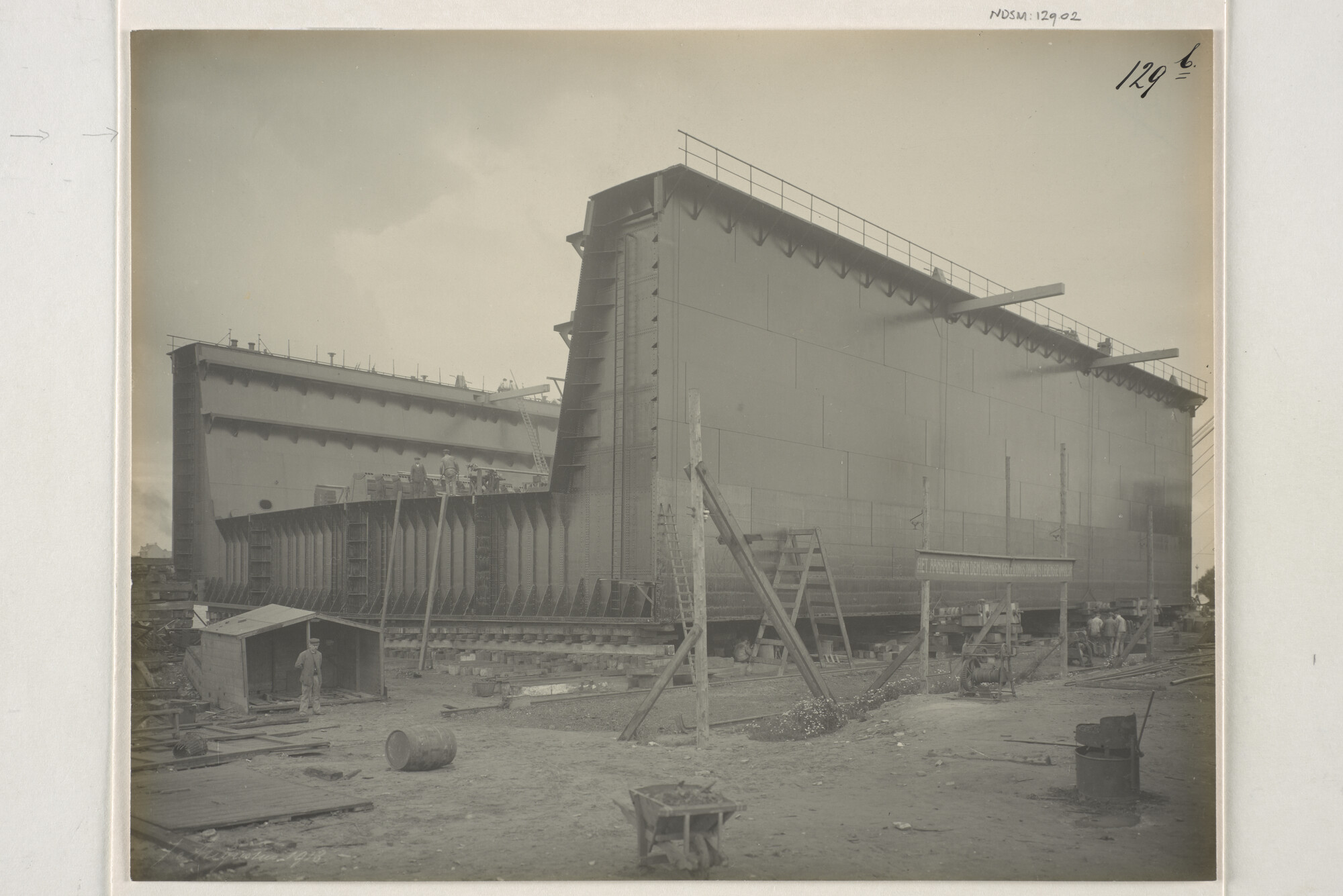 S.5444(0384)6; Foto van het droogdok (deel van het) Julianadok; foto
