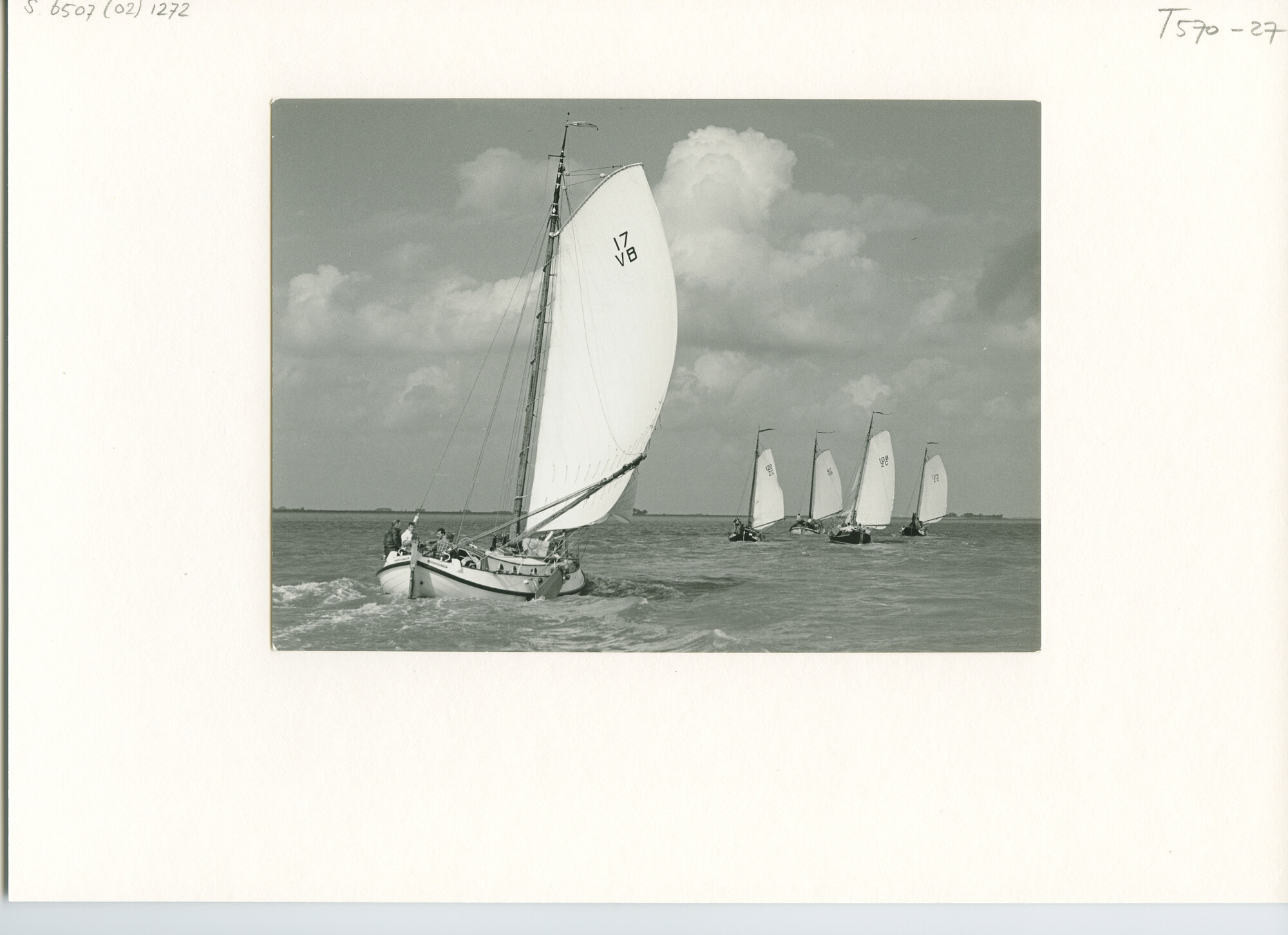 S.6507(02)1272.01; Zwart-wit foto van lemsteraken en zeeschouwen kort na de start voor de Trintelwedstrijd; foto