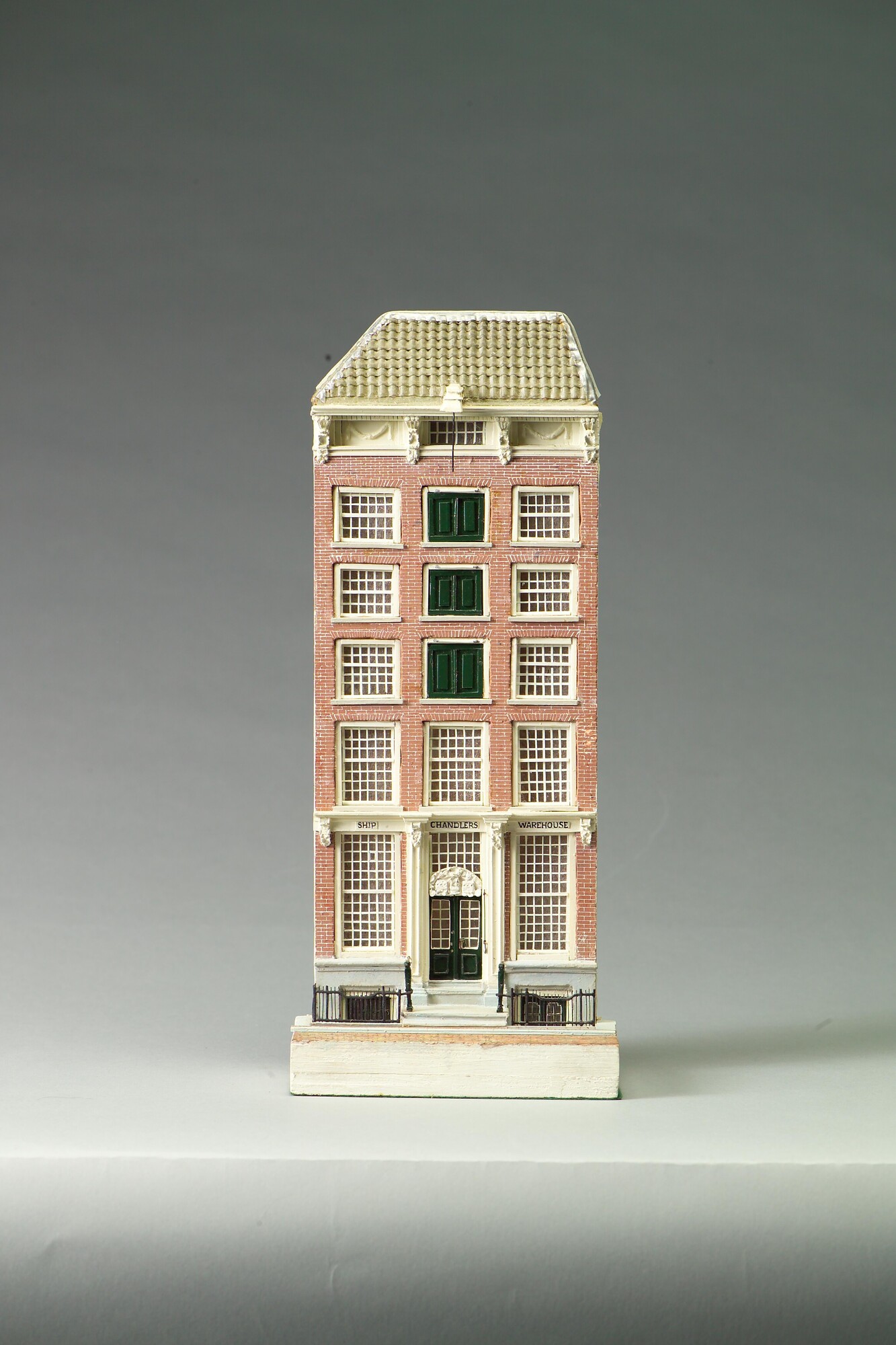 2001.1847; Model van de façade van het gebouw Geldersekade 8 in Amsterdam; maquette