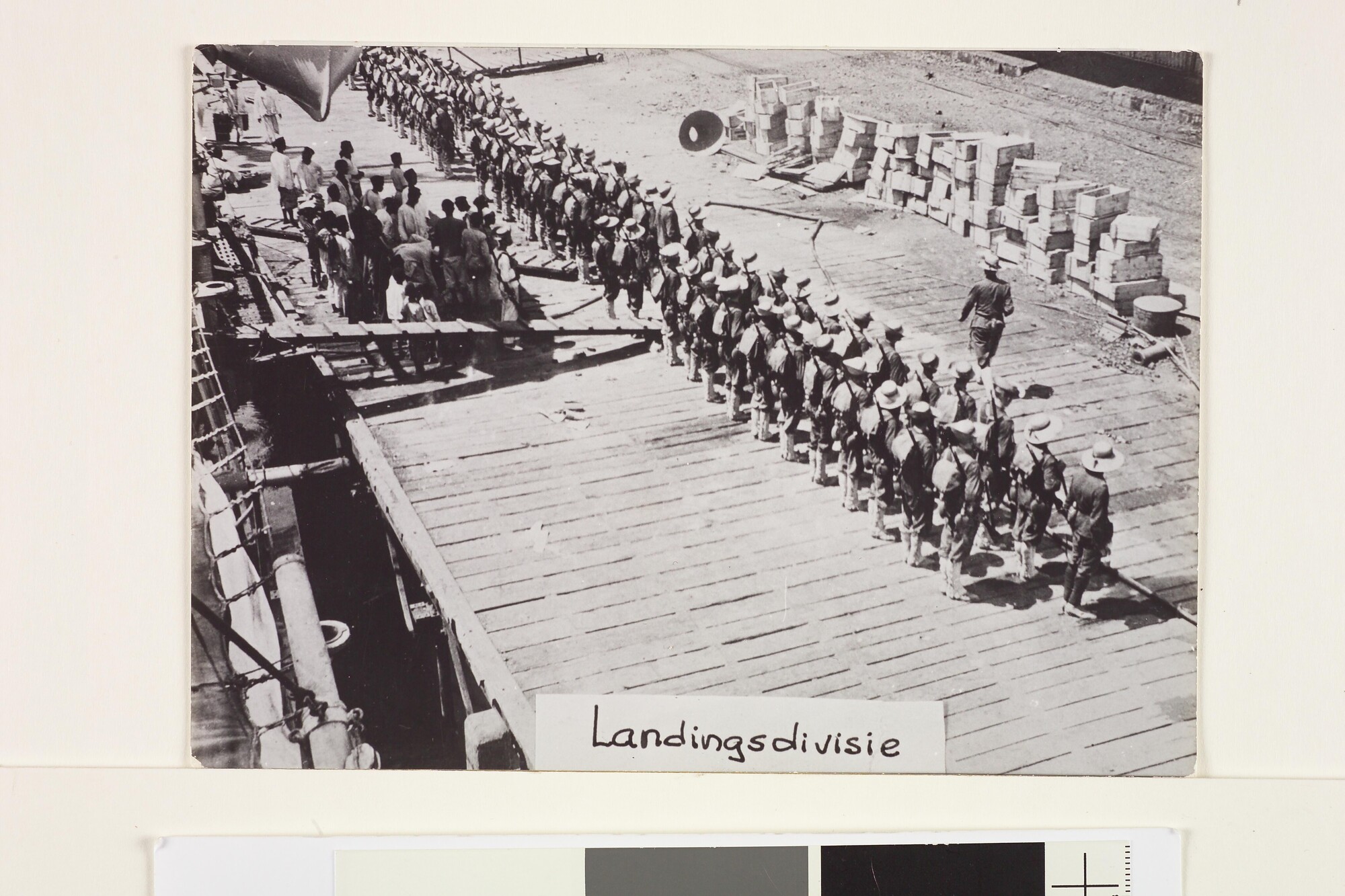 1993.0546; De landingsdivisie van het pantserschip Hr.Ms. 'Koningin Regentes' aangetreden op de wal; foto