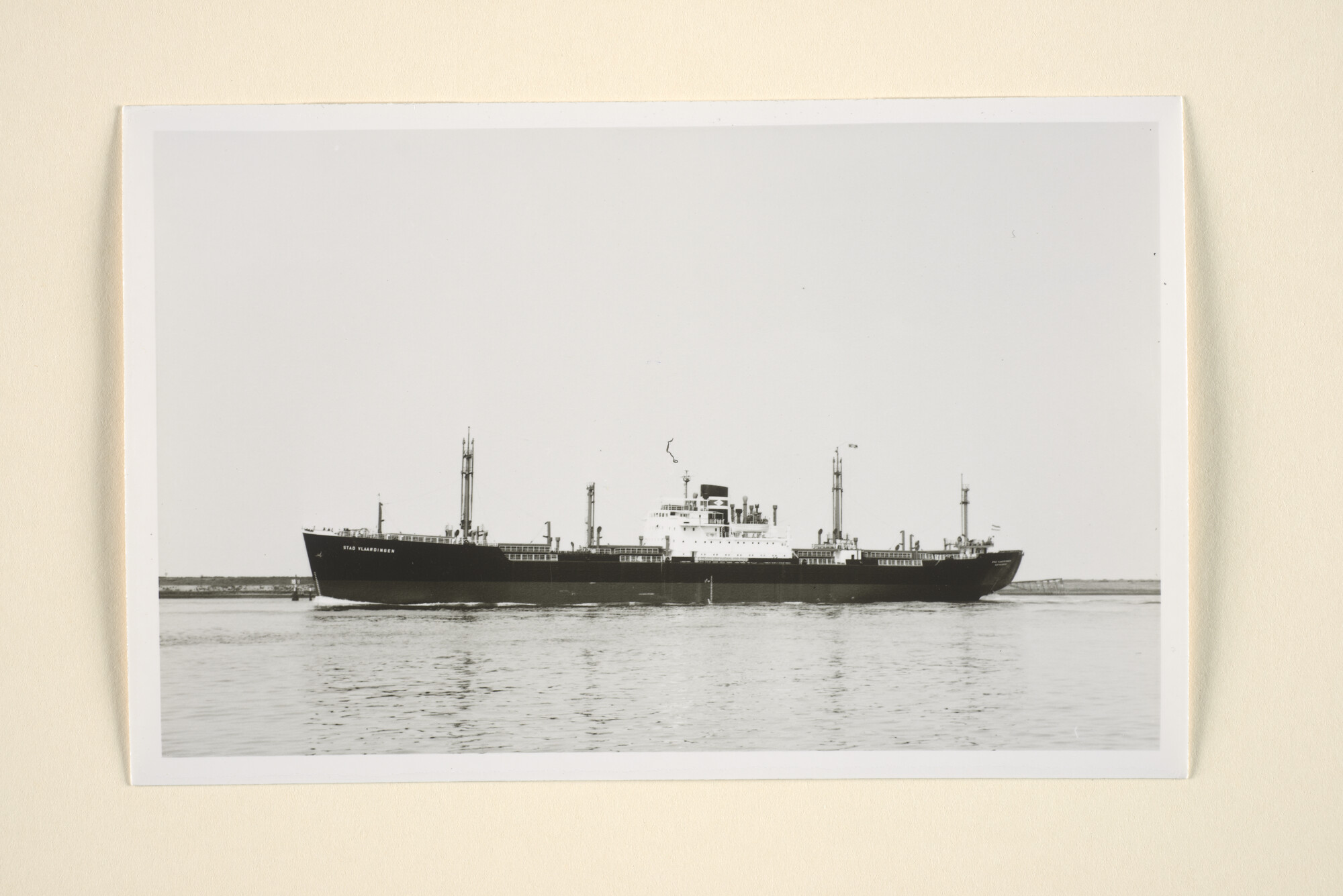 1996.0792; Het vrachtschip ms. 'Stad Vlaardingen' van de Halcyon Lijn (vermoedelijk) gezien op de Nieuwe Waterweg; foto