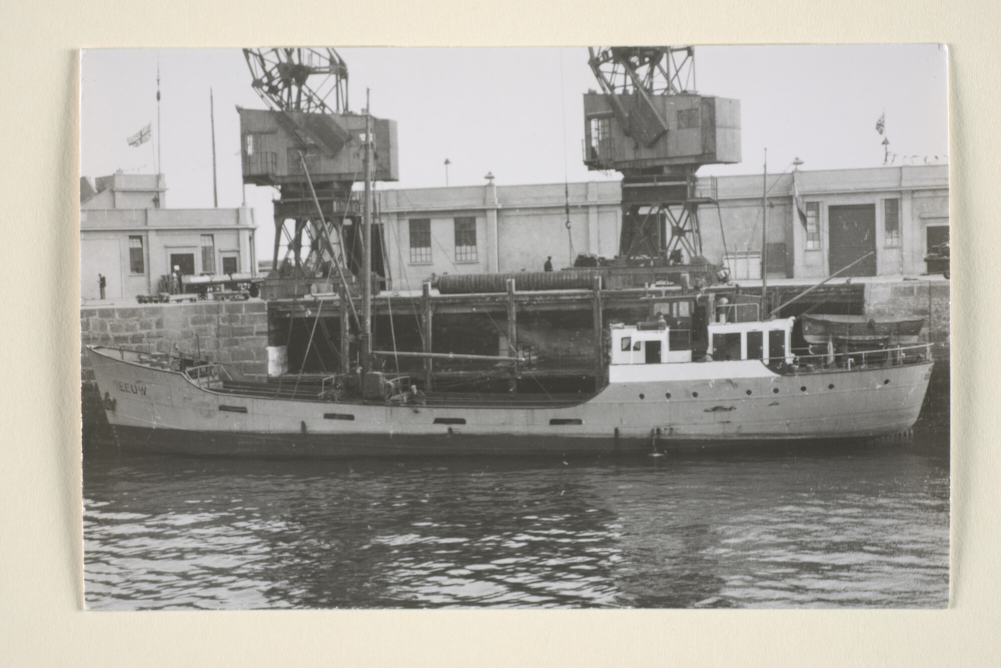 1996.2310; De coaster ms. 'Meeuw' van E. de Boer uit Delfzijl, gebouwd in 1949 bij Gebr. Coops te Hoogezand, ligt afgemeerd aan de kade in een Engelse haven; foto