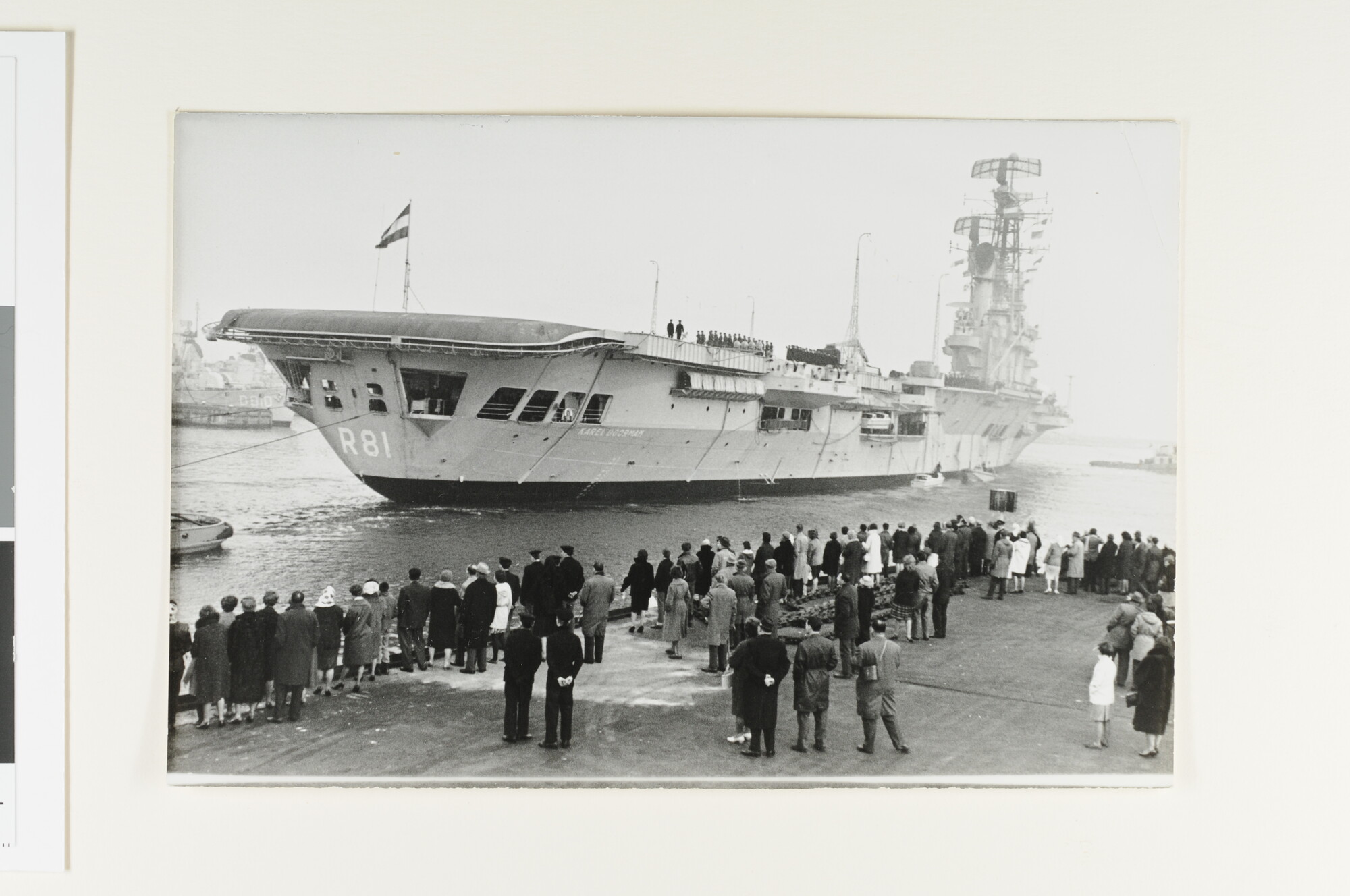 A.4426(15); Het vliegkampschip Hr.Ms. Karel Doorman (R 81; ex- HMS Venerable), komt aan in de marinehaven te Den Helder; foto