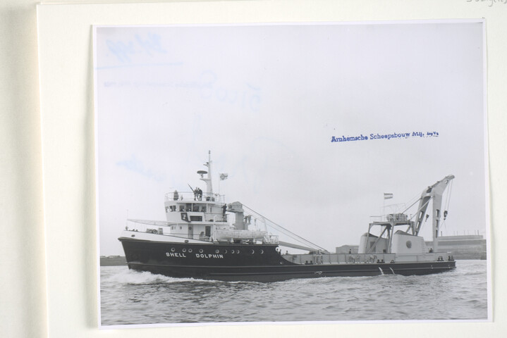 S.5219(12)0355; Foto's van de proeftocht van het booreiland bevoorradingsschip 'Shell Dolphin' gebouwd op de dwarshelling van de werf van de ASM; fotoreportage