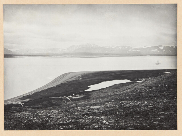 A.0123(03)45; Kooldruk van foto van de Eerste Noordpoolreis van de 'Willem Barents' naar Spitsbergen en Nova Zembla; fotoreportage