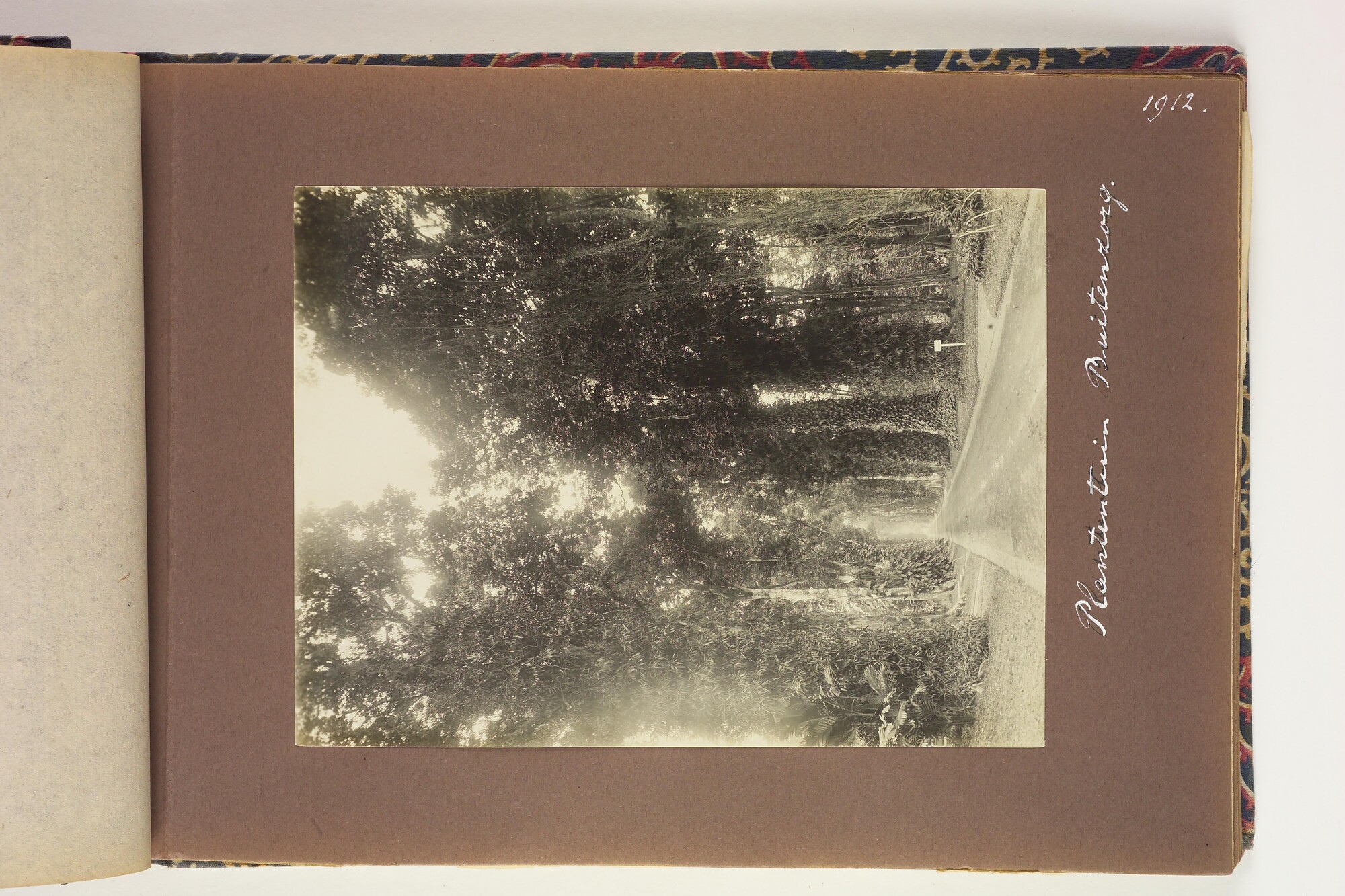 S.5679(01); Album van C.R. van Blijenburgh met foto's gemaakt tijdens reizen tussen 1901; fotoalbum