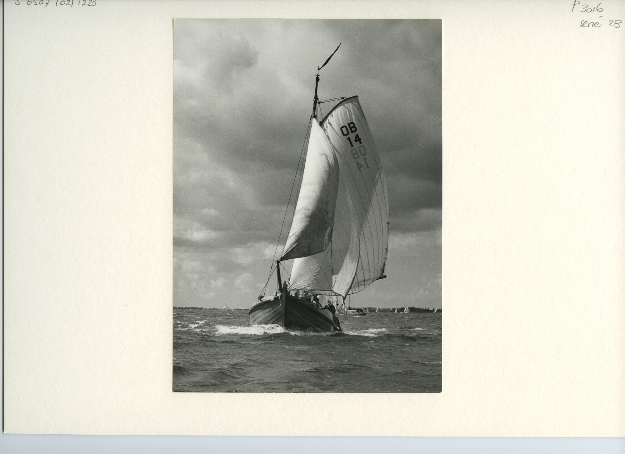 S.6507(02)1220.02; Zwart-wit foto van de botter De Vrijheid (14 OB) tijdens een wedstrijd op de Westeinderplassen, 1962; foto