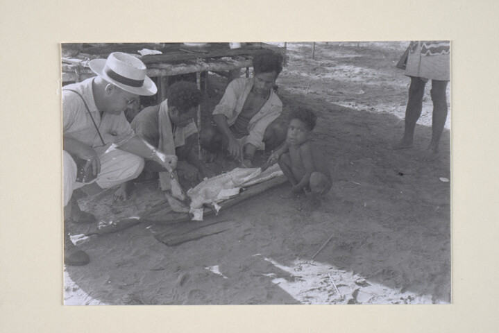 1994.6420; Fotos van een (bosbouw) expeditie in het oerwoud van Suriname in opdracht van de papierfabriek Van Gelder; fotoreportage