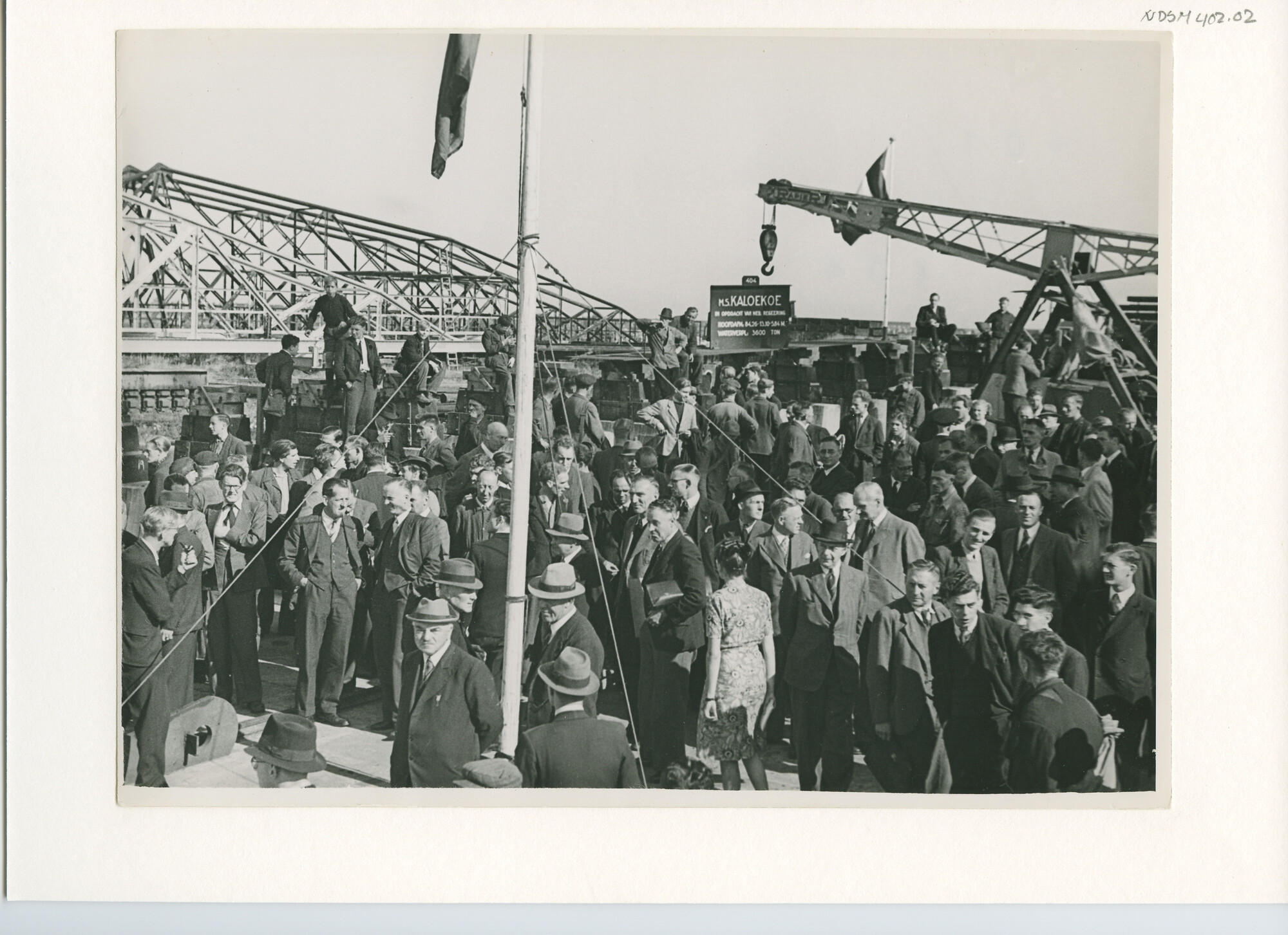 S.5444(1669)3; Foto van de kiellegging van het vracht-passagiersschip ms. Karaton; foto