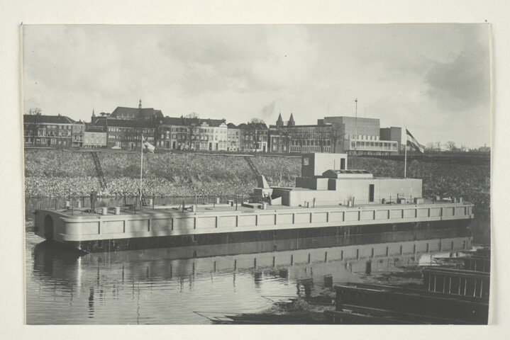 S.5219(12)0227; Foto's van de doop en tewaterlating vanaf de dwarshelling van de ASM van het casco van de zandzuiger 'Sliedrecht XII'; fotoreportage