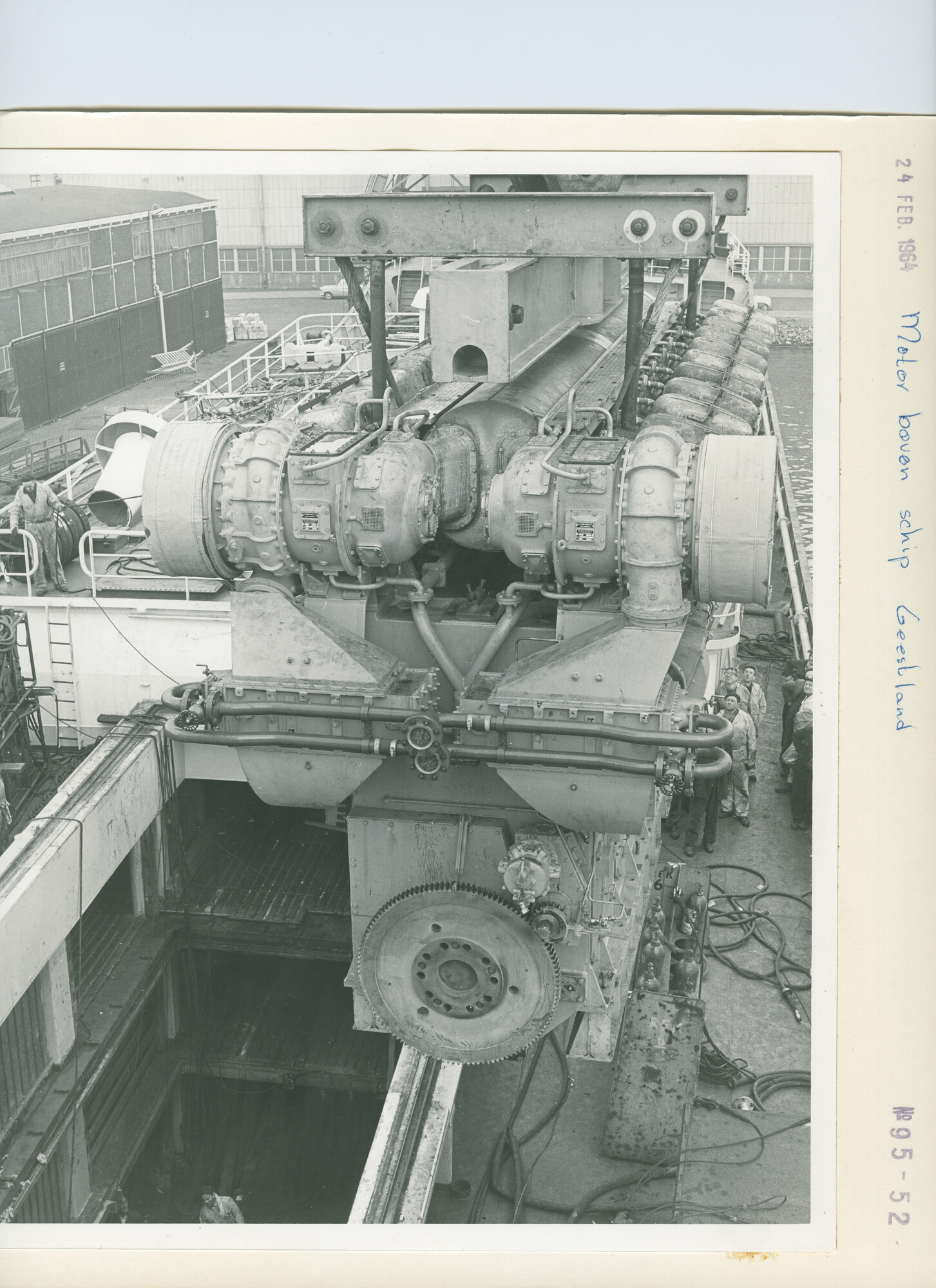 S.5444(4243)6; Foto van het inhijsen van een nieuwe hoofdmotor in het koelschip Geestland; foto