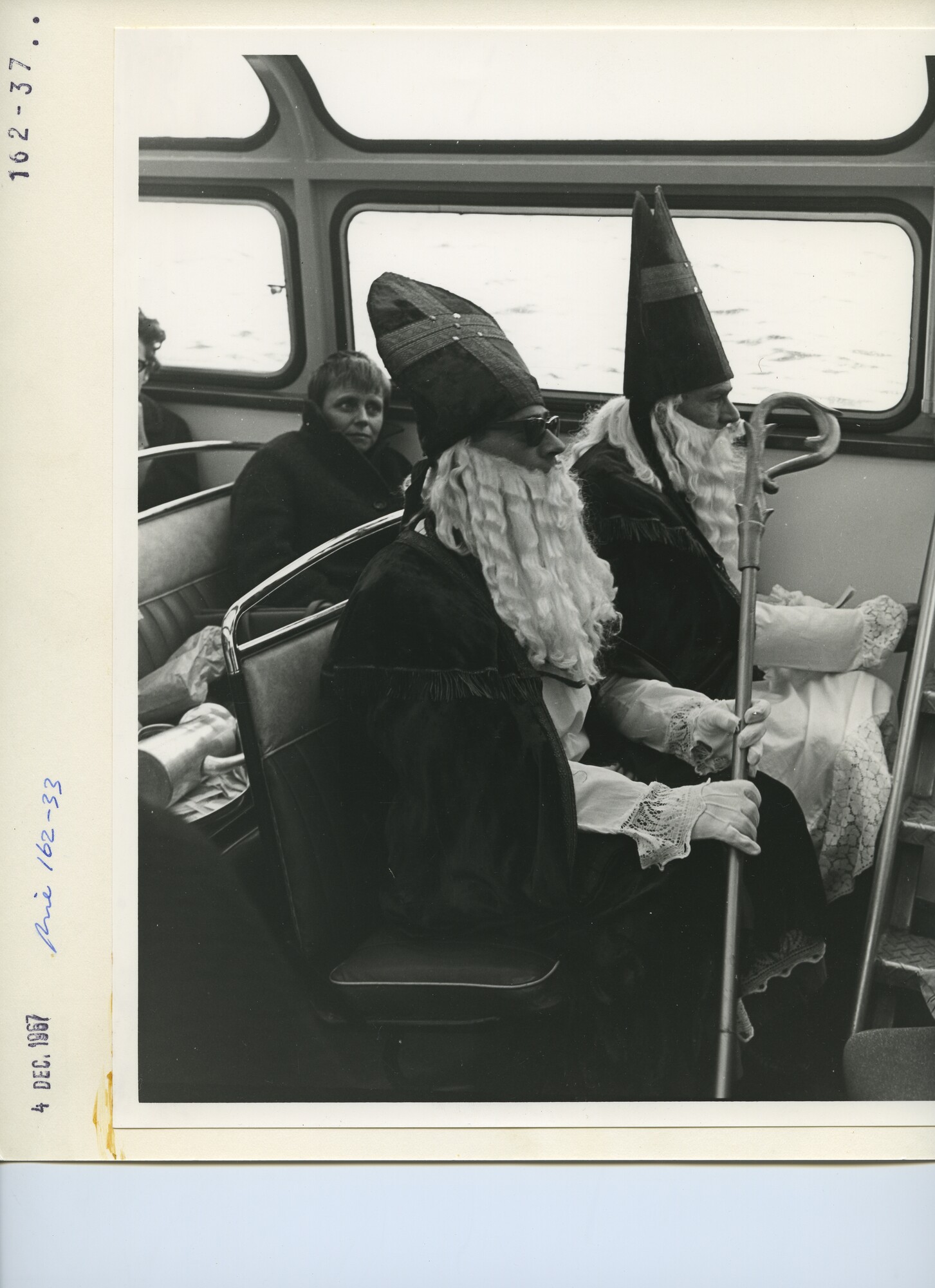 S.5444(4832); Twee Sinterklazen zijn in een rondvaartboot onderweg naar de NDSM; foto