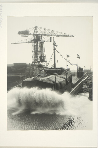 S.5219(12)0192; Foto's van de tewaterlating van de op de langshelling van het bij de ASM gebouwde beach-landing craft Kais; fotoreportage