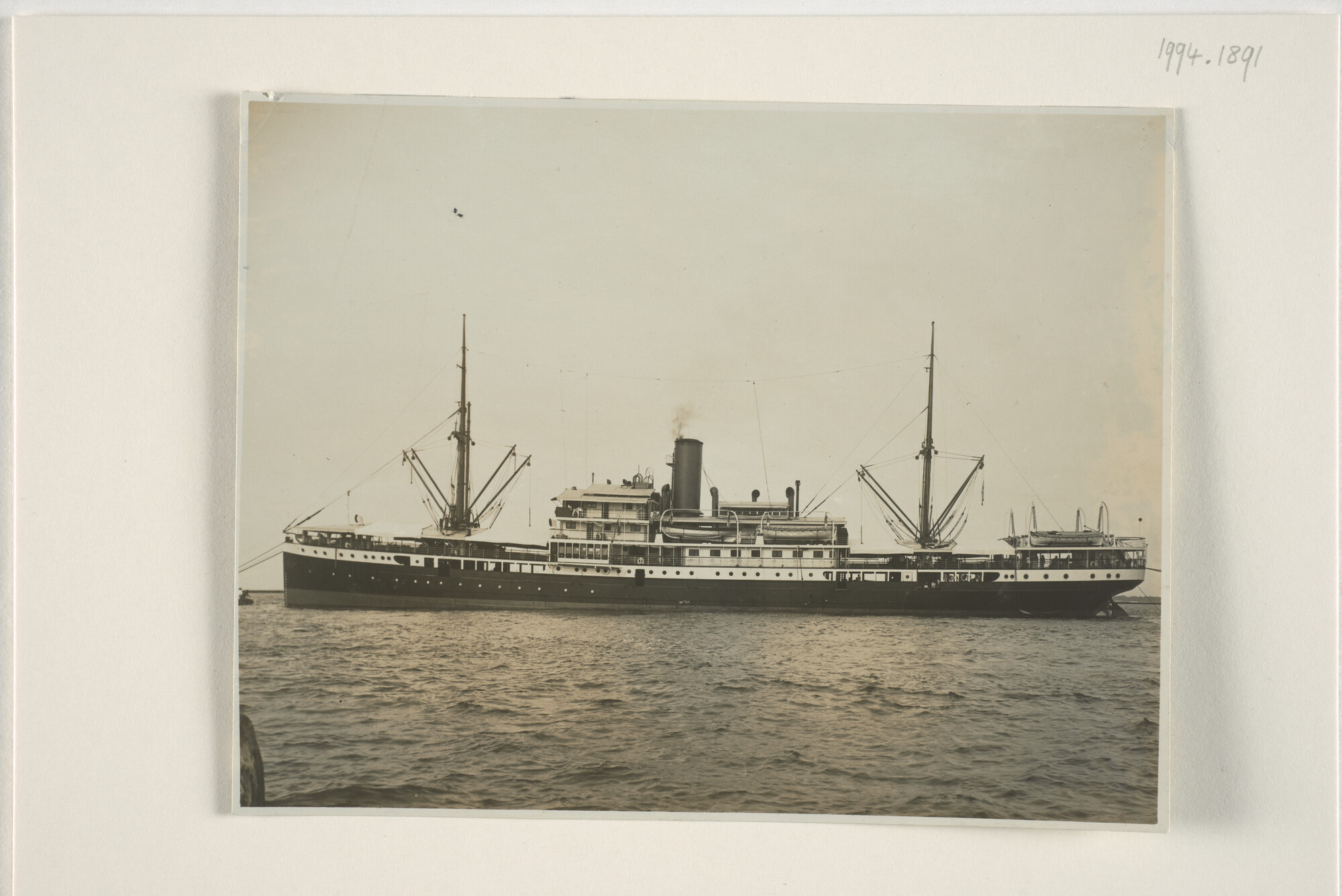 1994.1891; Het ss. Van Swoll ligt afgemeerd aan meerboeien in de Indische archipel; foto