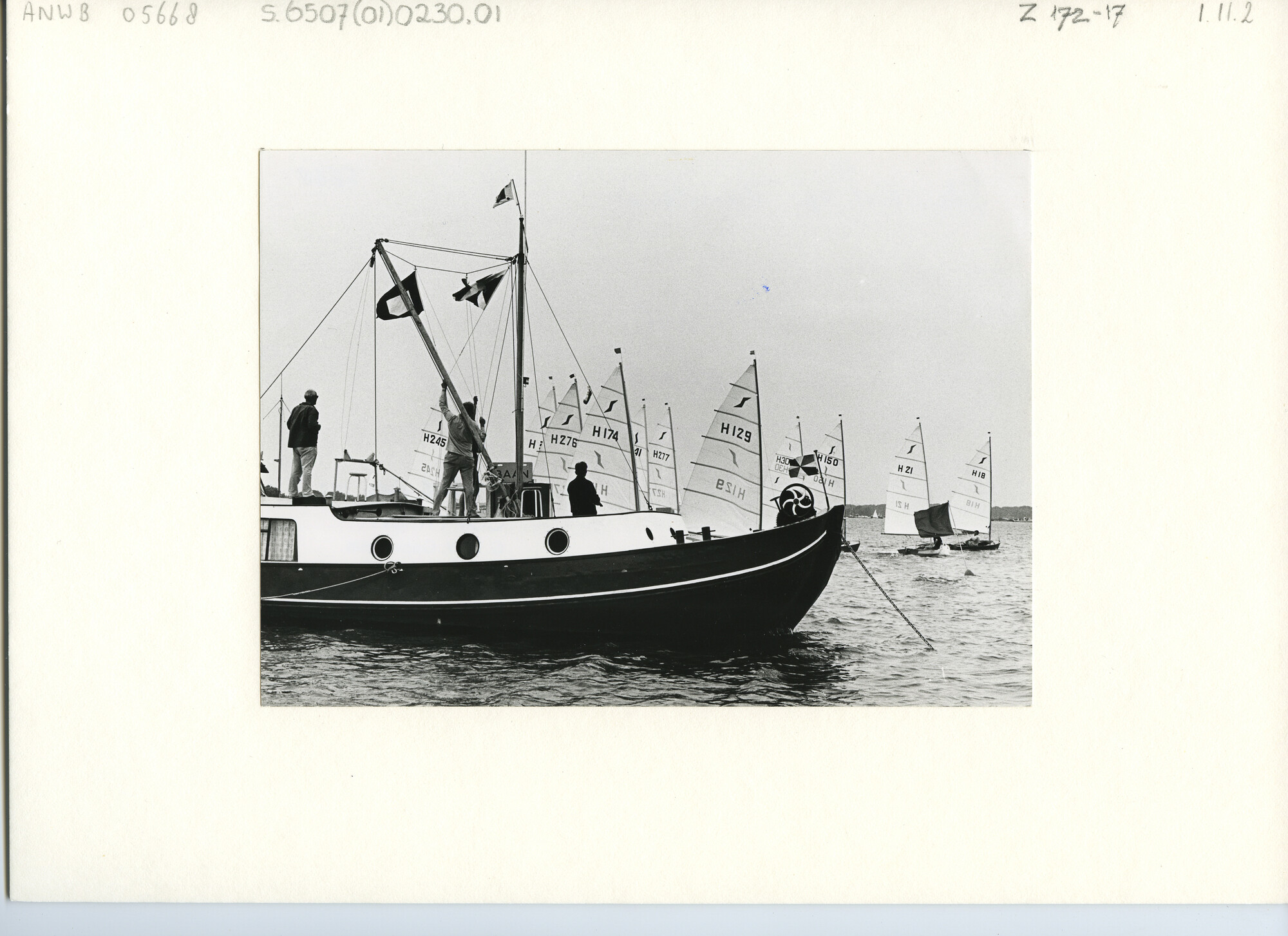 S.6507(01)0230.02; Foto van het startschip Johanna van de heer Ritman voor anker tijdens de Kaagweek 1971: start van de Soloklasse; foto