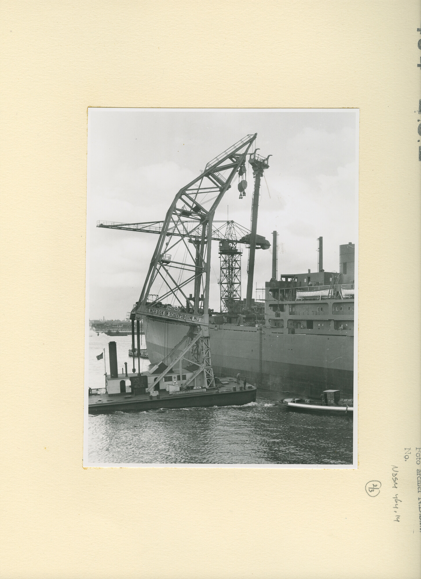 S.5444(2567)2; Foto van de plaatsing van de spier van ms. Ouwerkerk door de drijvende kraan Phoenix; foto
