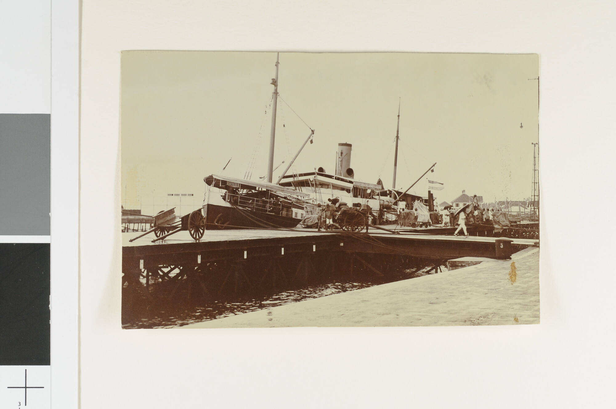S.4426(020); Het ss. Sampit van de KPM afgemeerd aan de [...]; foto