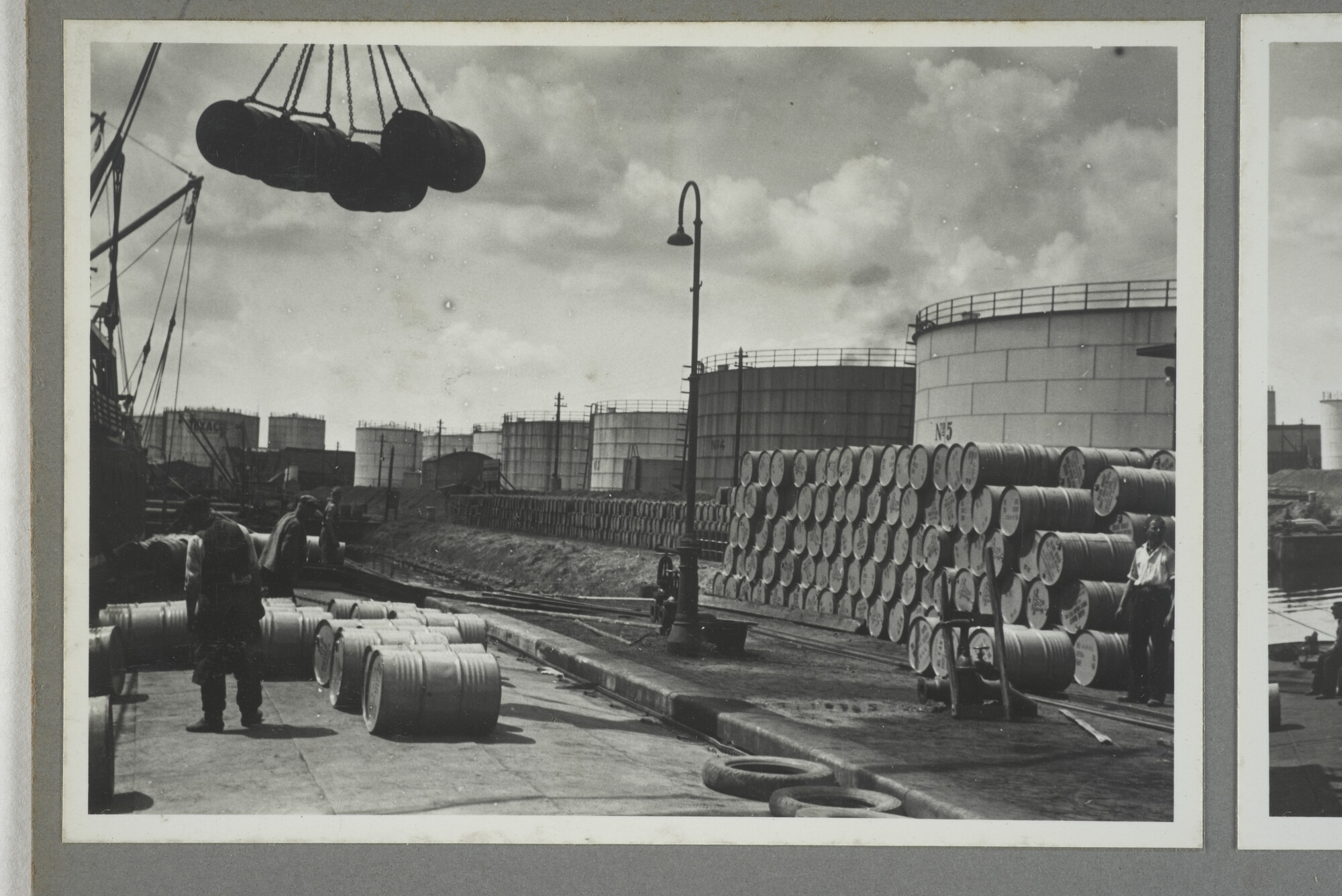 1998.2177; Omslag/ album met een grote hoeveelheid proeffoto's gemaakt door mw. A.M. Wolff-Koller in opdracht van de Gemeente Handelsinrichtingen in Amsterdam; omslag